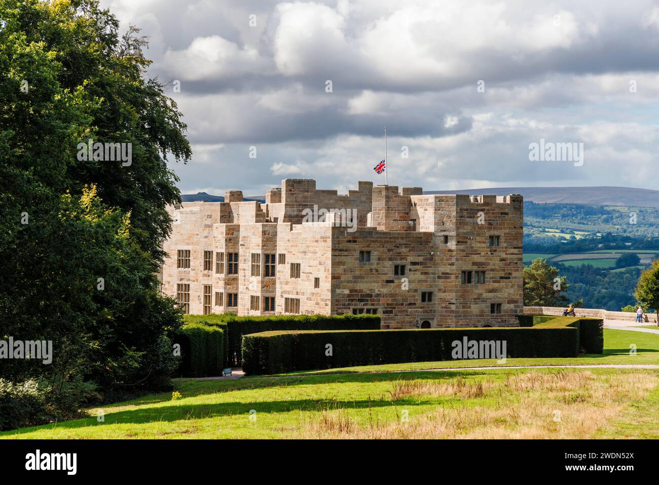 Blick auf Castle Drogo, ein Landhaus und eine gemischte Burg, die vom berühmten Architekten Edwin Lutyens in der Nähe von Drewsteignton, Devon, England entworfen wurde Stockfoto