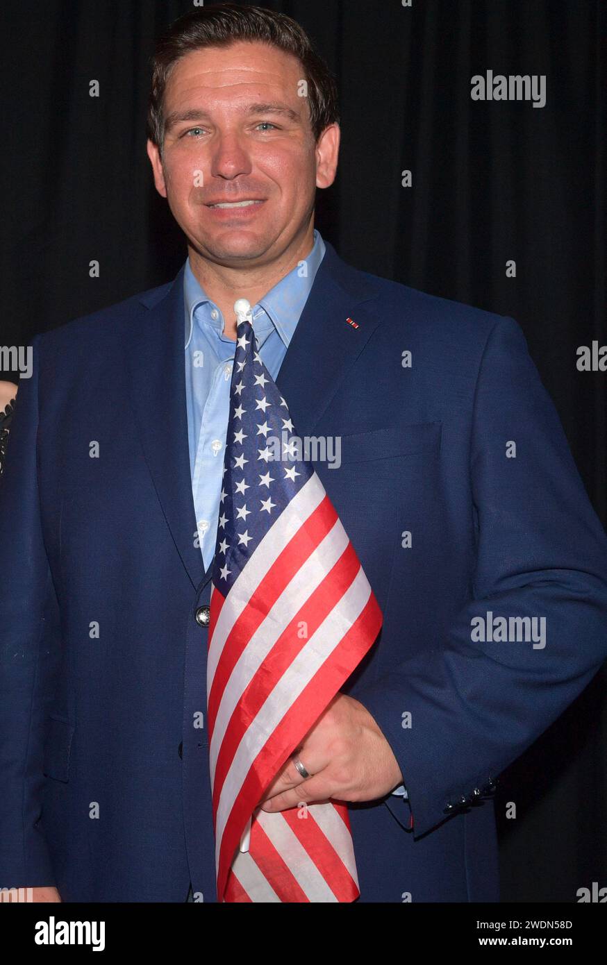 BOCA RATON, FL - November 04: (exklusive Deckung) Ron DeSantis, und seine Frau Casey DeSantis zusammen mit Attorney General Pam Bondi pose hinter der Bühne mit der Amerika Flagge in Boca Raton am 4. November 2018 in Boca Raton, Florida. Personen: Ron DeSantis, Casey DeSantis Credit: Stürme Media Group/Alamy leben Nachrichten Stockfoto