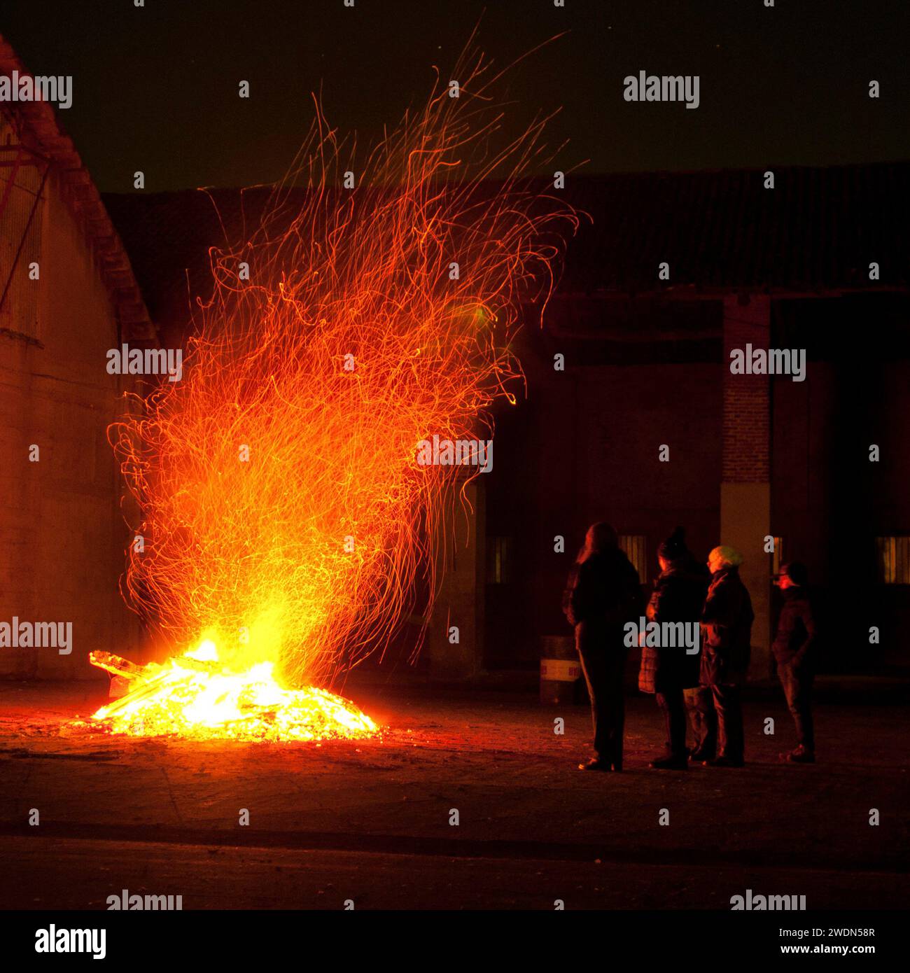 Feuer für die Feierlichkeiten des Heiligen Antonius Abt. Es ist eine Tradition, die ihren Ursprung in der Urgeschichte und der keltischen Welt hat und in die sie aufgenommen wurde Stockfoto