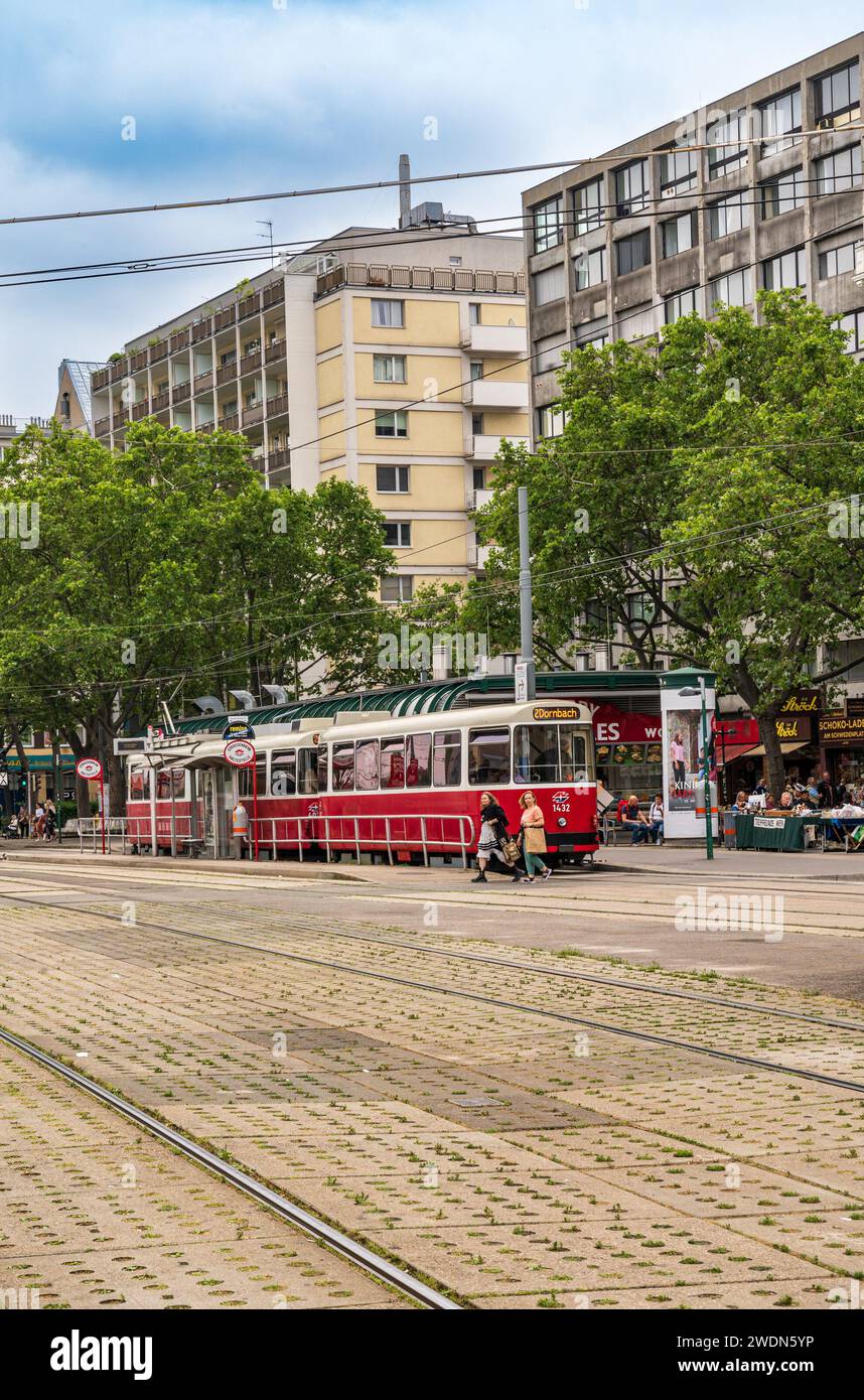 Wien, AT - 9. Juni 2023 Vertikaler Blick auf eine Straßenbahnhaltestelle an der Haltestelle Schwedenplatz in Wien. Stockfoto