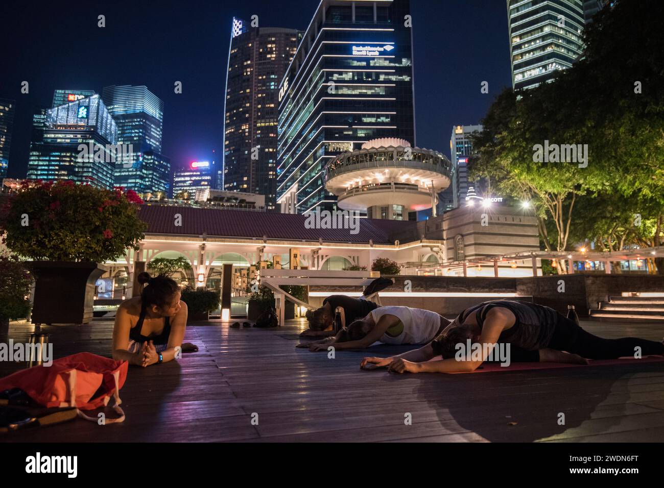 Singapur City, Singapur-08.September 2023: Nachtblick auf moderne Architektur von Singapur. Stockfoto