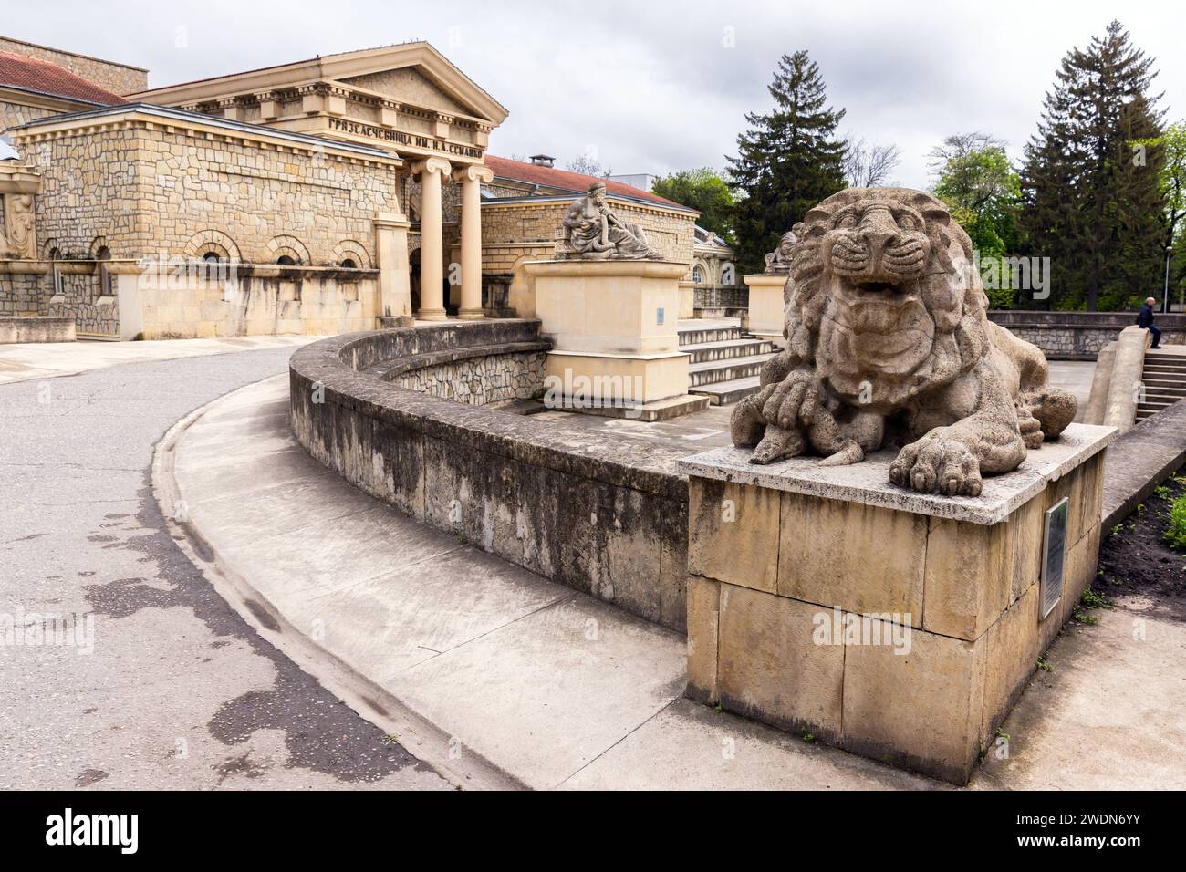 Essentuki, Russland - 9. Mai 2023: Löwenskulptur am Eingang des Schlammbades benannt nach N.A. Semashko, Balneo-Schlamm-Behandlungszentrum Stockfoto