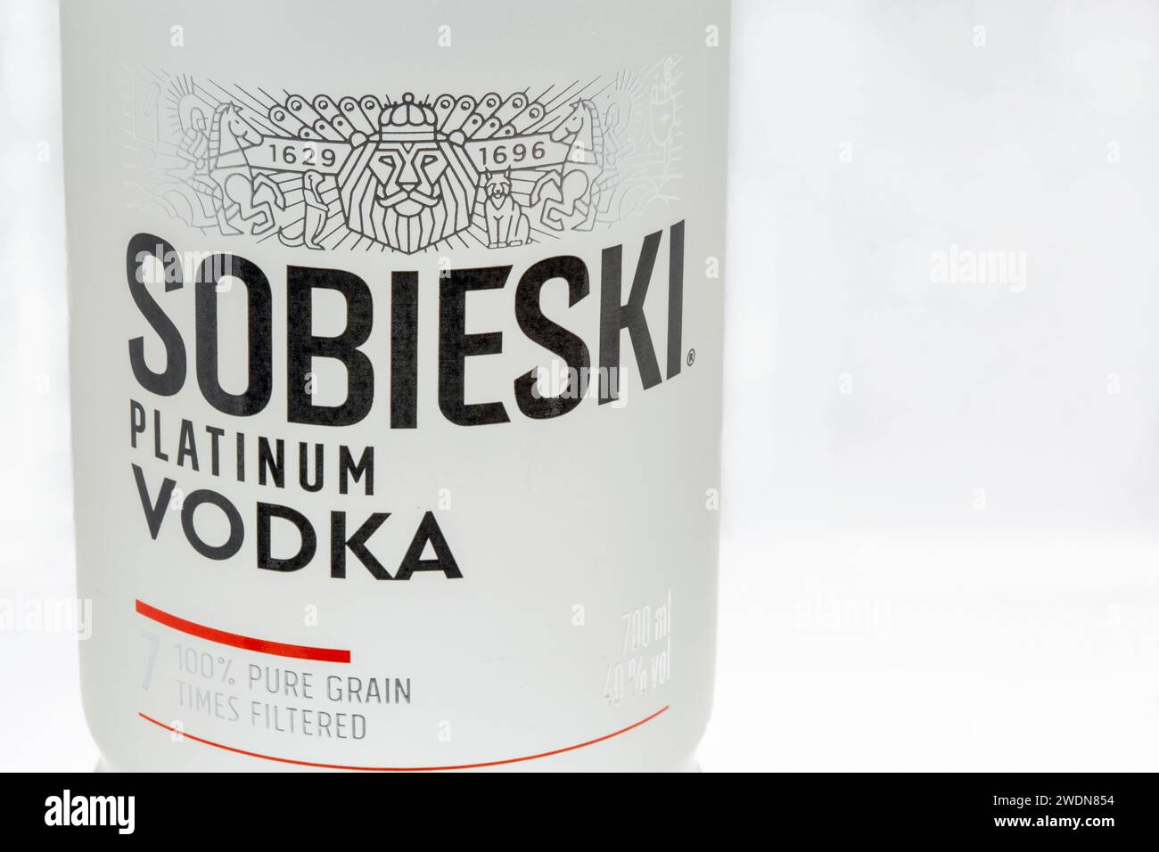 Kiew, Ukraine - 05. August 2022: Sobieski Platinum Wodka Flaschenetikett vor weißem Hintergrund. Sobieski ist eine polnische Wodka-Marke, die aus der Produktion hergestellt wird Stockfoto