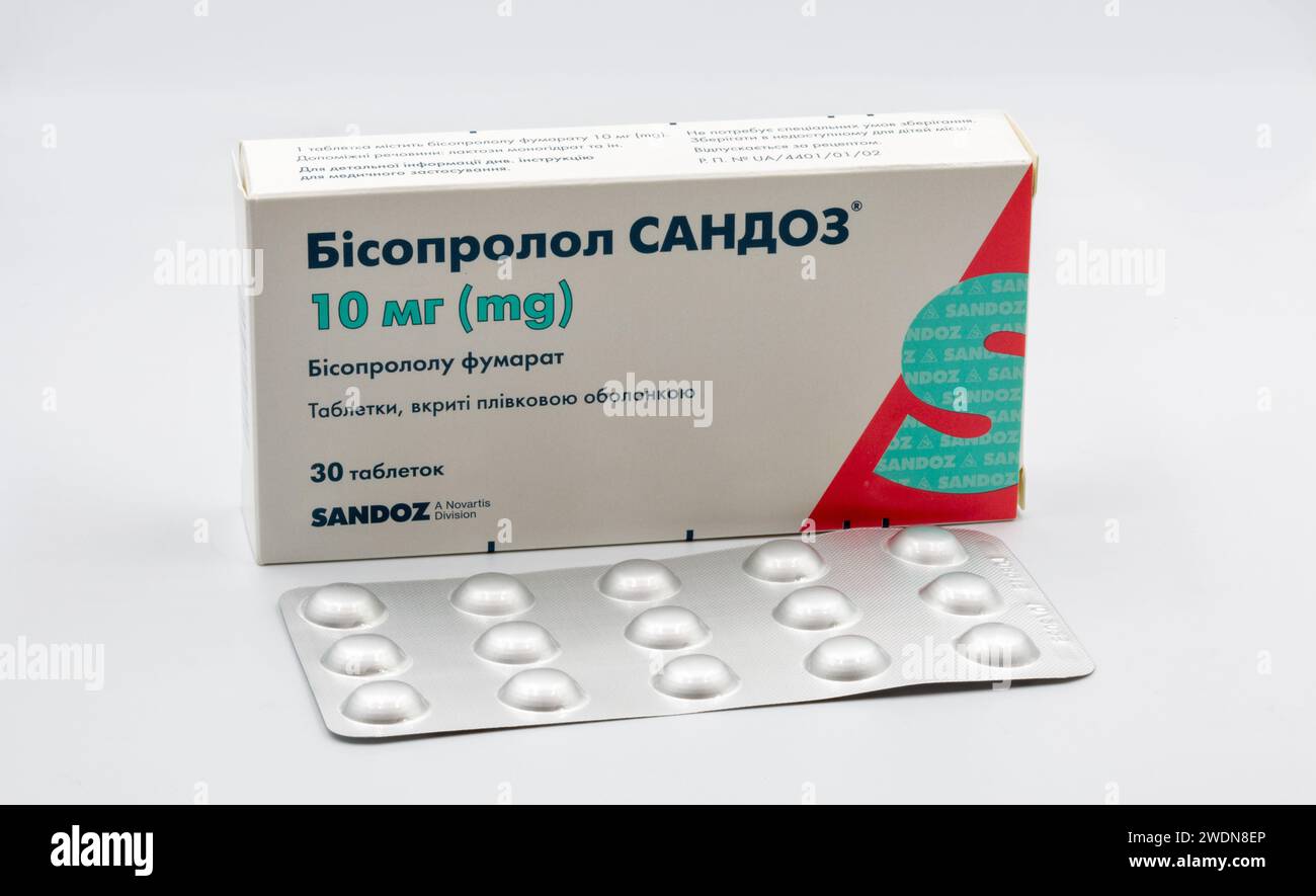 Kiew, Ukraine - 05. August 2022: Kisten und Streifen antihypertensive generische Tabletten von Bisoprololfumarat von Sandoz Closeup auf weiß. Sandoz ist ein Novart Stockfoto