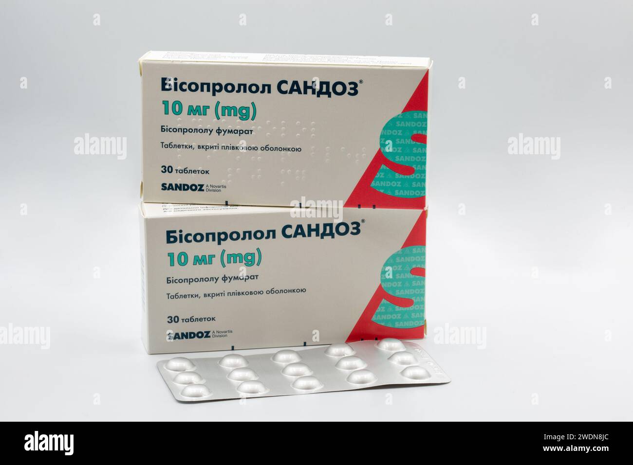 Kiew, Ukraine - 05. August 2022: Kisten und Streifen antihypertensive generische Tabletten von Bisoprololfumarat von Sandoz Closeup auf weiß. Sandoz ist ein Novart Stockfoto