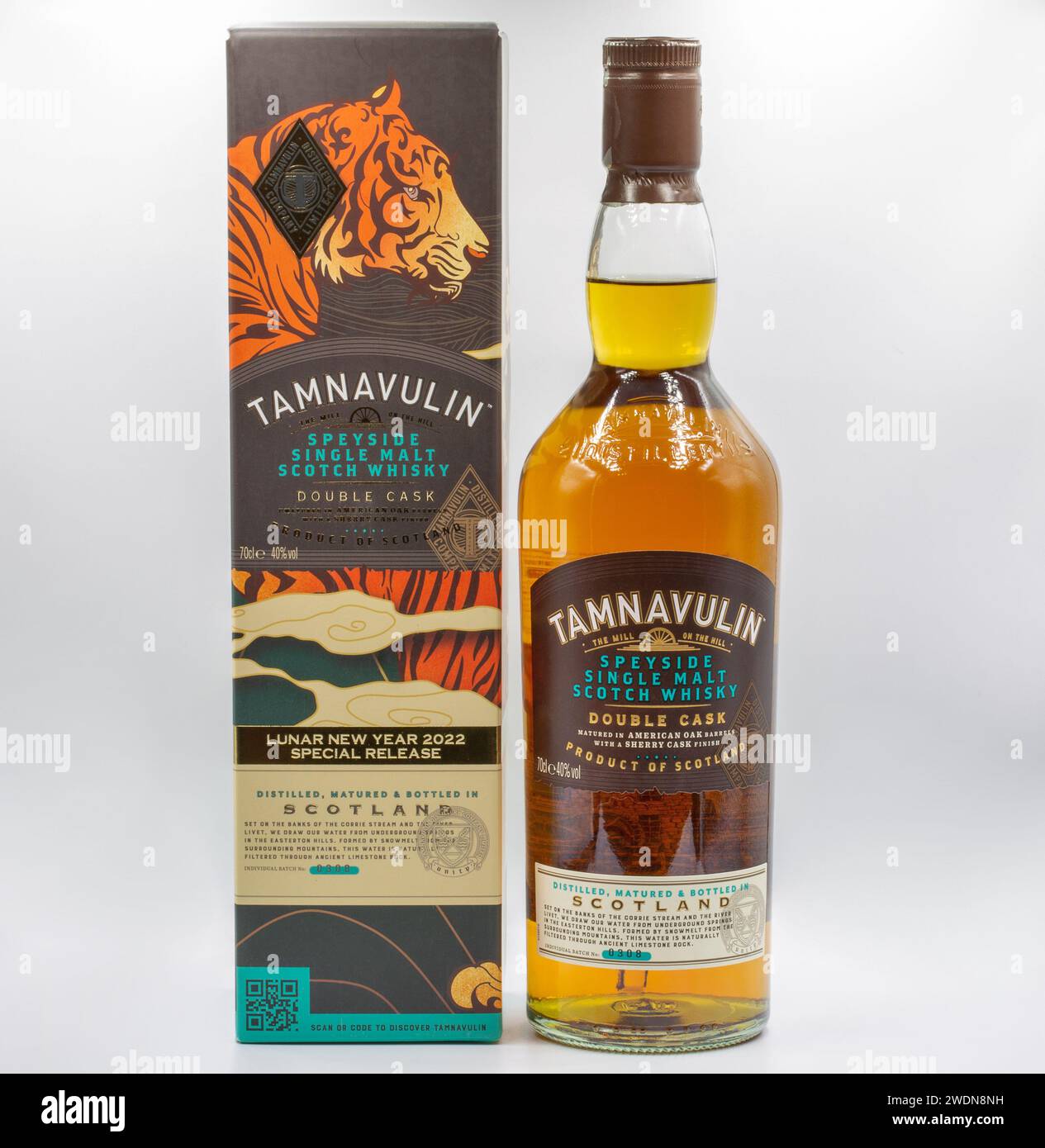 Kiew, Ukraine - 6. September 2022: Studio-Shooting von Tamnavulin Speyside Single Malt Scotch Double Cask Whisky Flasche und Box Closeup gegen weiß. Di Stockfoto