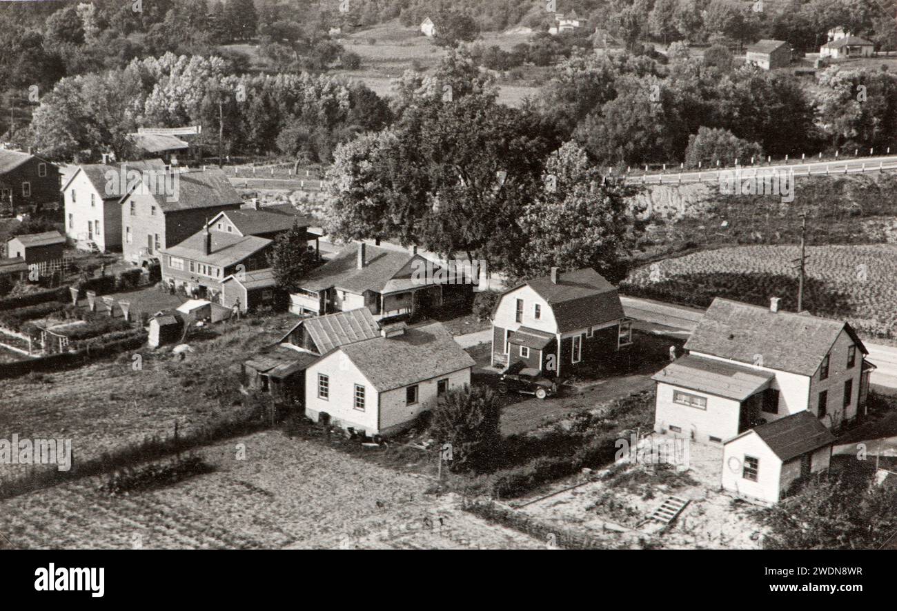 Foto vom Album einer italienischen jüdischen Familie (Jarach), die im Sommer 1933 nach New york und zur internationalen Expo in Chicago reiste. Hier bietet sich der Blick auf ein gemütliches Dorf in der Nähe der Niagarafälle Stockfoto