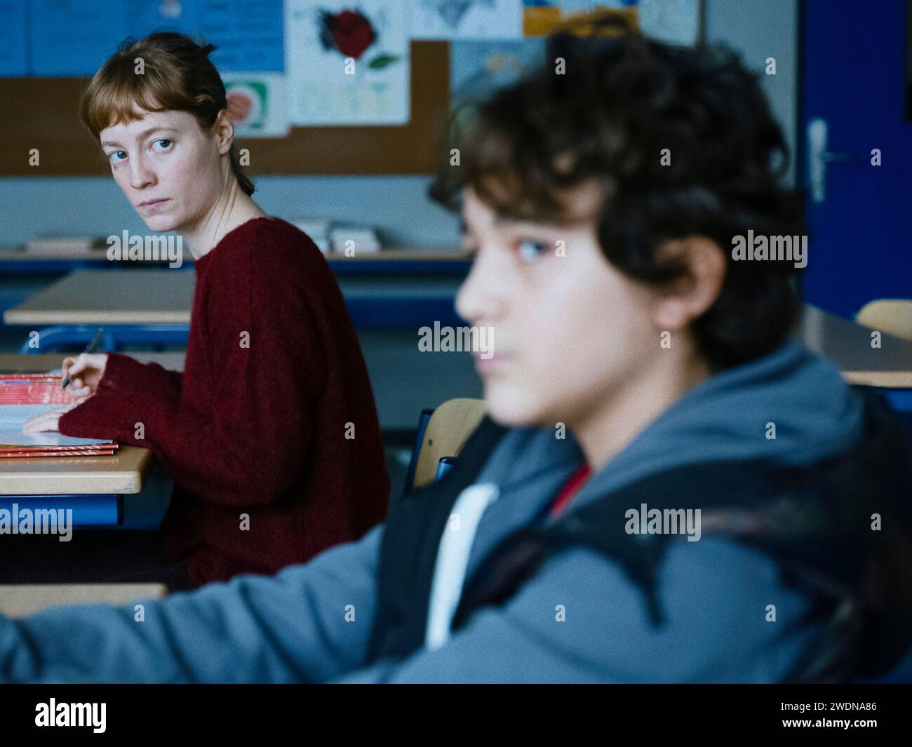 The Teachers' Lounge (2023) unter der Regie von Ilker Catak mit Leonie Benesch und Leonard Stettnisch. Als einer ihrer Schüler des Diebstahls verdächtigt wird, beschließt Lehrerin Carla Nowak, der Sache auf den Grund zu gehen. Gefangen zwischen ihren Idealen und dem Schulsystem drohen die Folgen ihres Handelns, sie zu brechen. Werbung noch ***NUR REDAKTIONELLE VERWENDUNG***. Quelle: BFA / Alamode Film Stockfoto