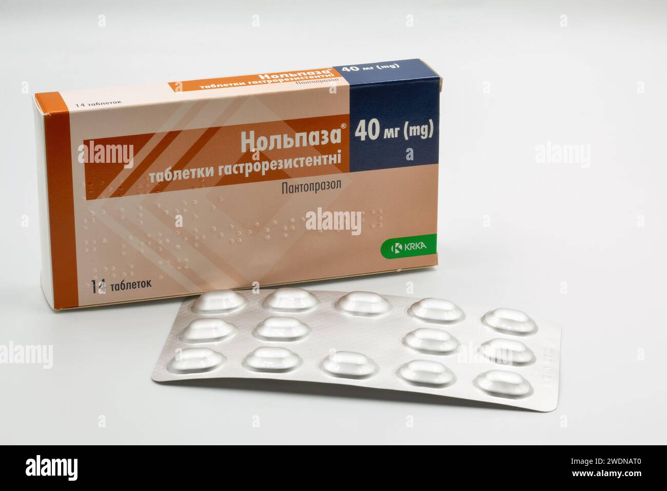 Kiew, Ukraine - 24. Oktober 2023: Nolpaza pantoprazol von KRKA Pack und Blisternaht gegen weiß. Es wird hauptsächlich zur Behandlung der Gastroösophe angewendet Stockfoto