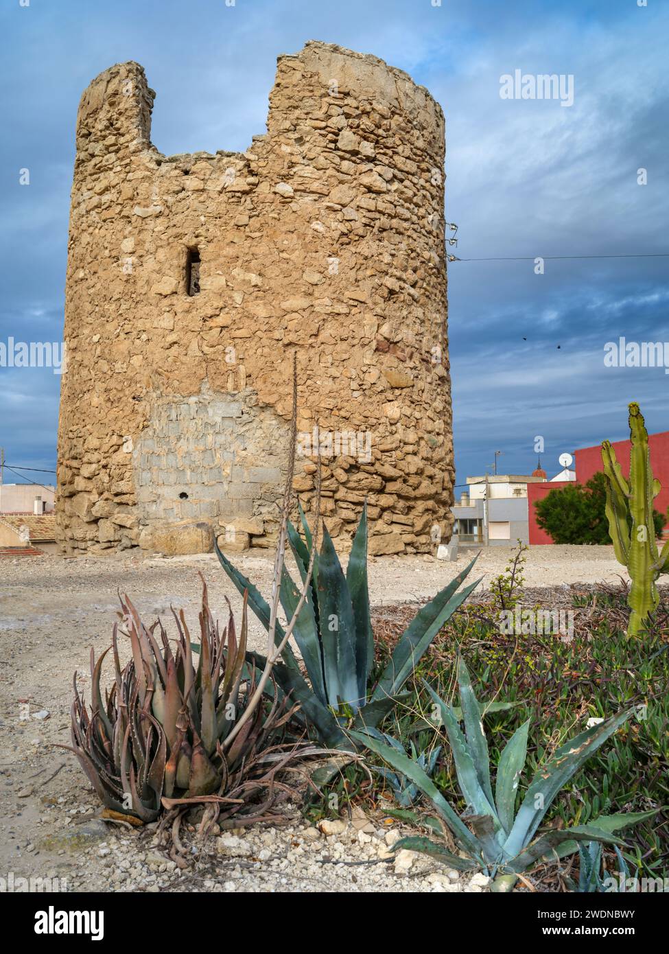 Die Überreste einer alten Windmühle, ein lokales Wahrzeichen, das als „El Molino“ bekannt ist, befinden sich auf einem Buschland am Stadtrand von San Miguel de S Stockfoto