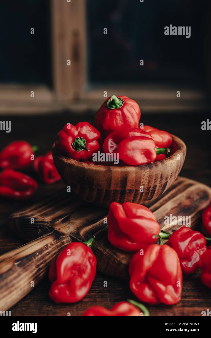 Rote Habanero-Paprika in Holzschale Stockfoto