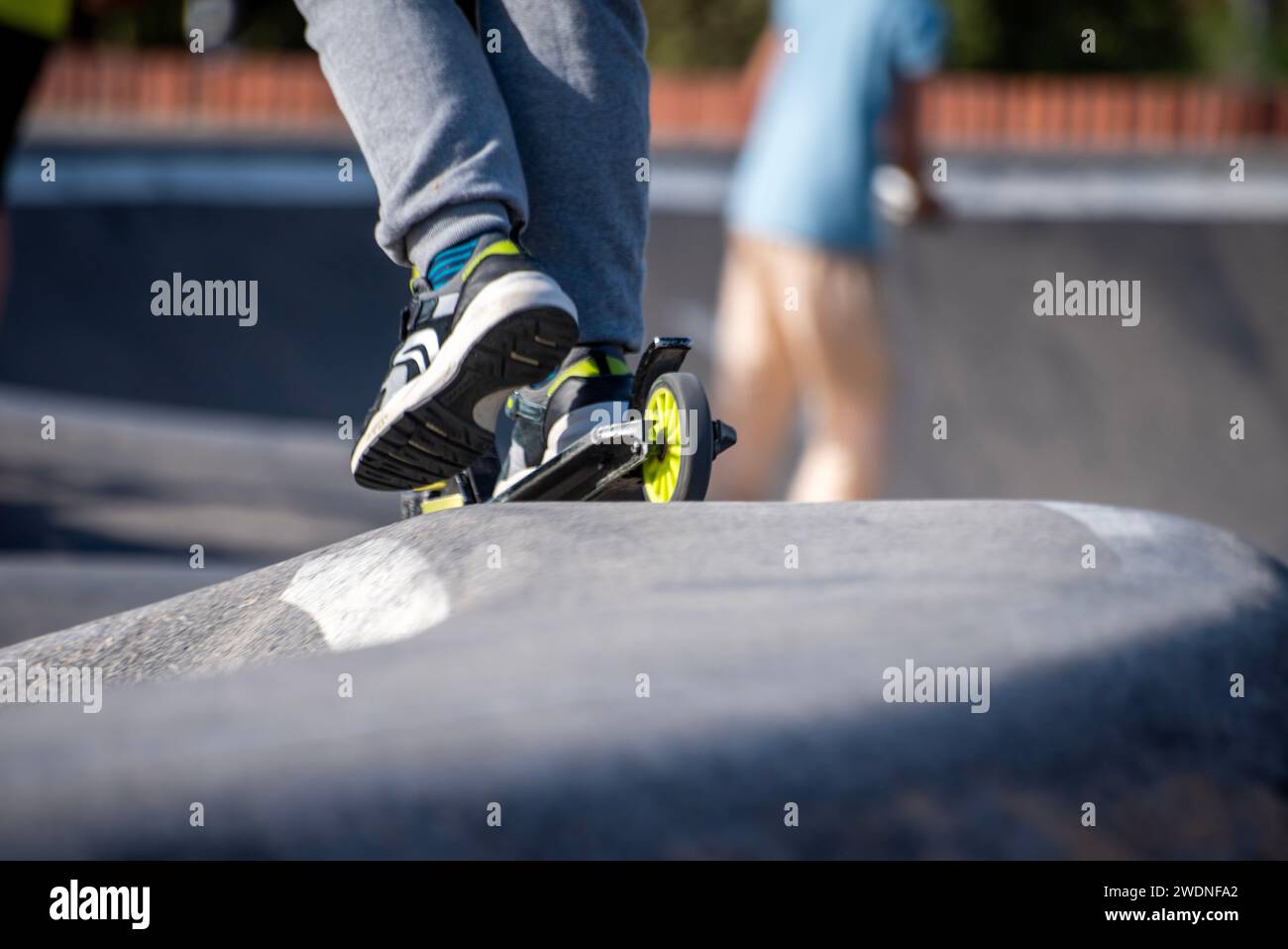 Roller-Präzision: Die Füße navigieren durch den Pumptrack-Fluss und halten den Nervenkitzel jeder Drehung und Drehung in diesem dynamischen horizontalen Schuss fest Stockfoto