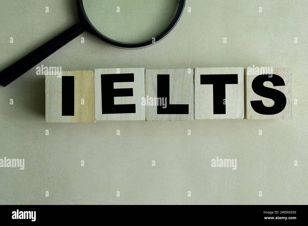 Konzept der Holzwürfel mit dem Wort IELTS auf hölzernem Hintergrund. Stockfoto