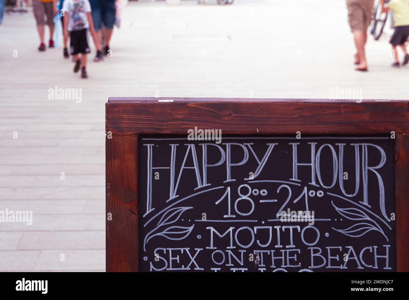 Unterschreiben Sie die Happy Hour für Cocktails. Genießen Sie das Leben mit Getränken im Sommerurlaub. Alkohol trinken am Abend. Positive Stimmung. Gute Atmosphäre. Stadtparty Stockfoto
