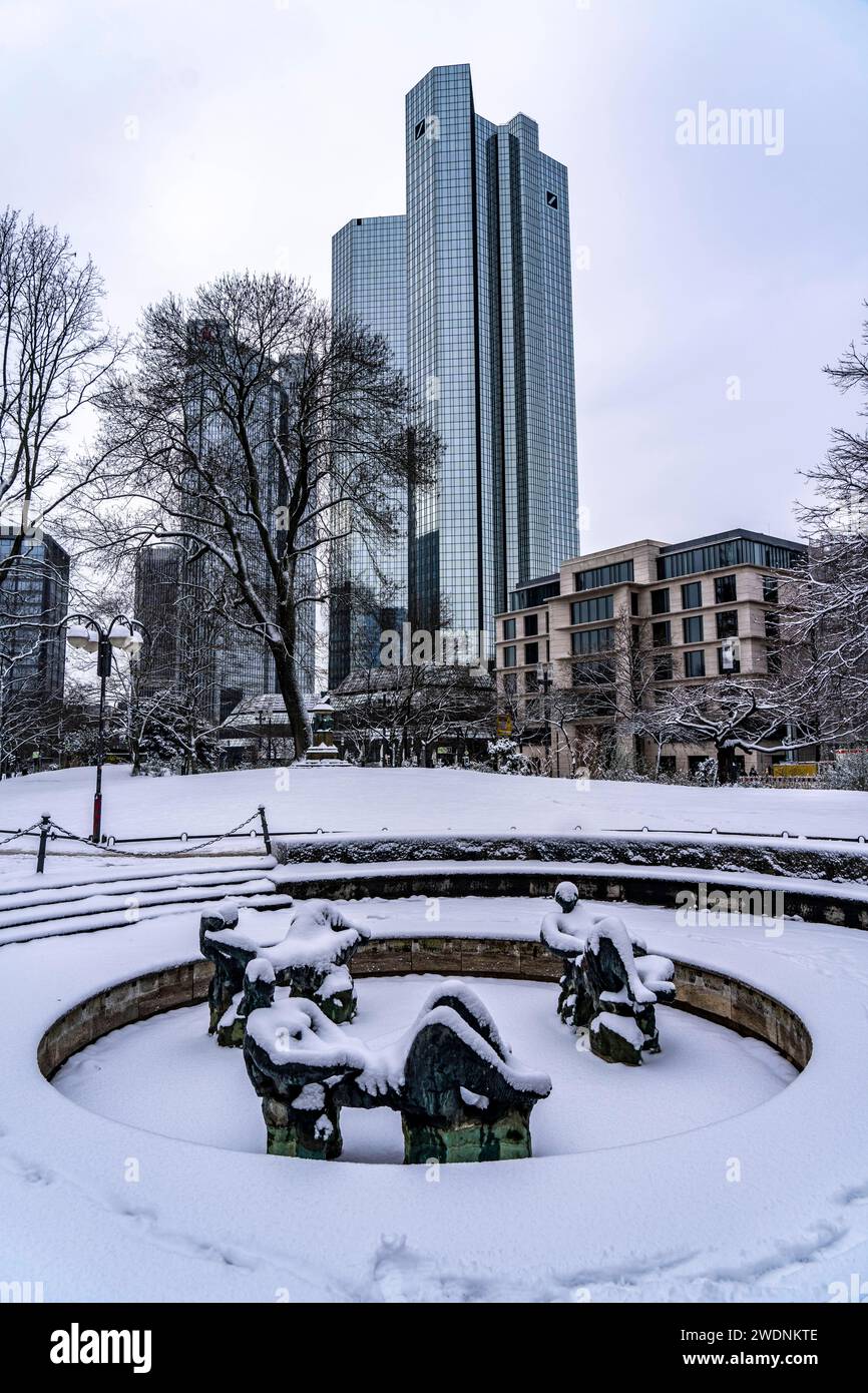 Winter in der Stadt, Gebäude der Deutschen Bank, Marshall-Brunnen, Sparkasse, Trianon Frankfurt Gebäude, Bergmann Park, Frankfurt am Main, Hessen, Deutschland Winter in Frankfurt *** Winter in der Stadt, Deutsche Bank Gebäude, Marshallbrunnen, Sparkasse, Trianon Frankfurt Gebäude, Bergmann Park, Frankfurt am Main, Hessen, Deutschland Winter in Frankfurt Stockfoto