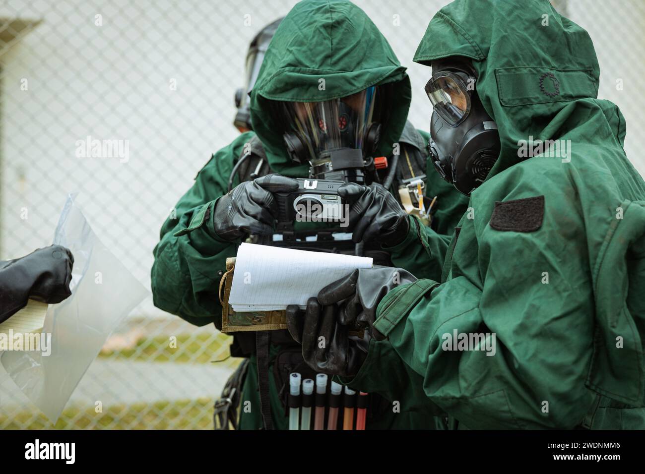 Cesar Arroyo, ein Spezialist für chemische, biologische, radioaktive und nukleare Verteidigung mit Kommandoelement, 31. Marine Expeditionary Unit, fotografiert eine Karte während einer Übung zur chemischen Reaktion in Camp Hansen, Okinawa, Japan am 17. Januar 2024. CREEX testet die Fähigkeiten von CBRN, auf verschiedene Operationen zu reagieren, einschließlich geheimer Labors, die chemische Munition enthalten und Massenvernichtungswaffen bekämpfen, während Aufklärung, Dekontaminierung und schnelle Einschleppung von Verletzten durchgeführt werden. Die 31. MEU, die einzige fortlaufend vorgelagerte MEU des Marinekorps, bietet einen fl Stockfoto
