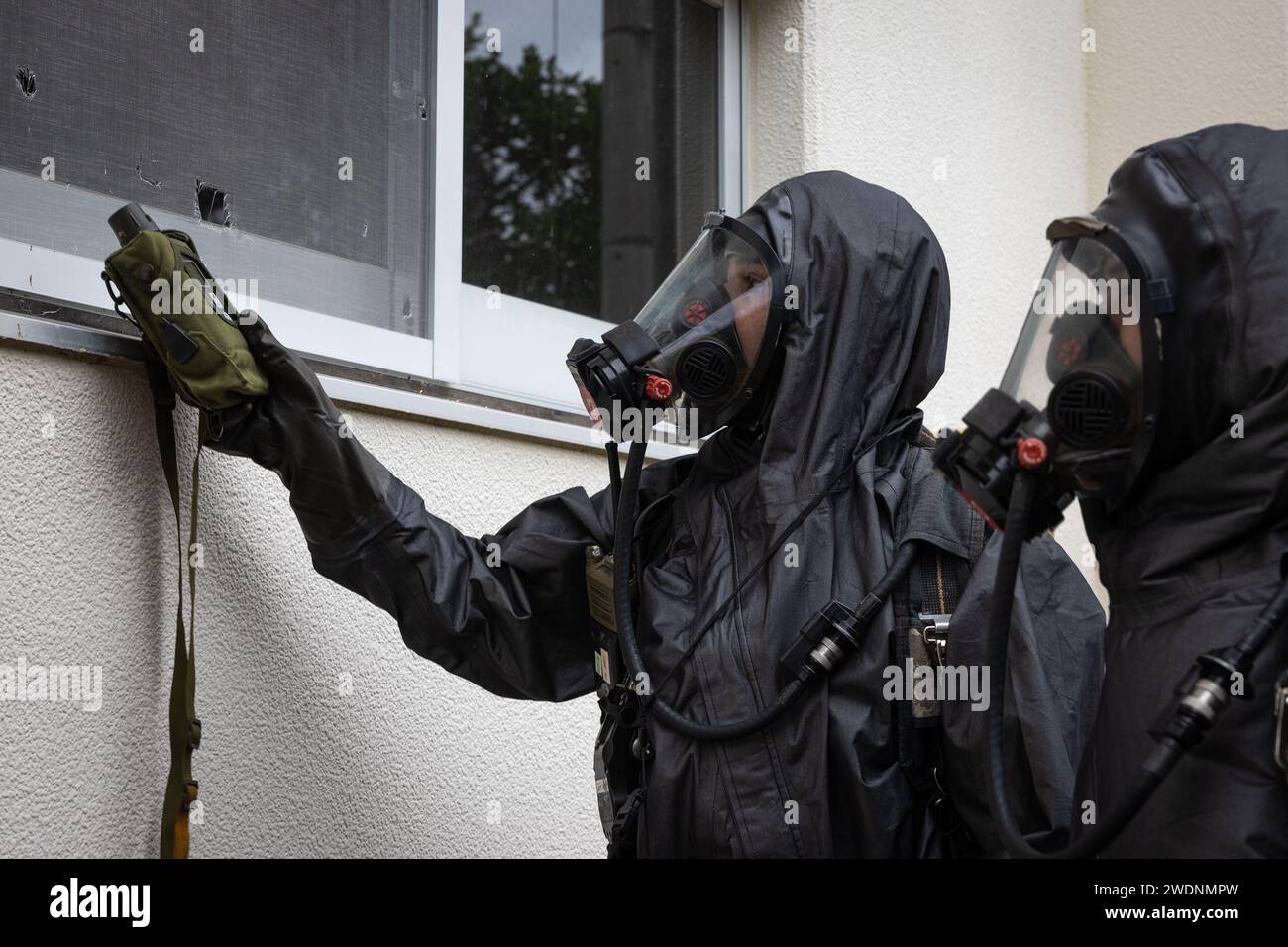 Ivan Cardova, links und PFC, Elijah Martinez, rechts, beide chemisch, biologisch, radioaktiv, und nukleare Verteidigungsspezialisten mit Kommandoelement, 31. Marine Expeditionstruppe, scannen nach gefährlichen Dämpfen mit A während einer chemischen Reaktion in Camp Hansen, Okinawa, Japan, 17. Januar 2024. CREEX testet die Fähigkeiten von CBRN, auf verschiedene Operationen zu reagieren, einschließlich geheimer Labors, die chemische Munition enthalten und Massenvernichtungswaffen bekämpfen, während Aufklärung, Dekontaminierung und schnelle Einschleppung von Verletzten durchgeführt werden. Die 31. MEU, die Mar Stockfoto