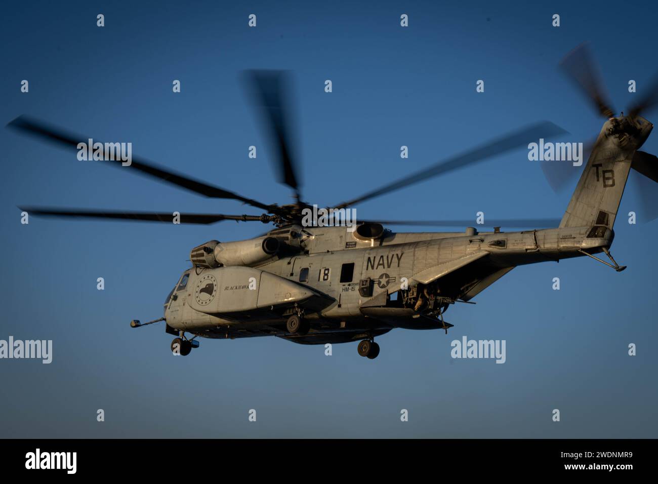 231205-M-RV237-1181 GOLF VON OMAN (5. Dezember 2023) ein MH-53 Sea Dragon Helikopter, der an der Helicopter Mine CounterMeasures Squadron (HM) 15 befestigt ist, führt am 5. Dezember neben der Expeditionsbasis USS Lewis B. Puller (ESB 3) im Golf von Oman Live-Feuerübungen durch. Lewis B. Puller wird im Einsatzgebiet der 5. US-Flotte eingesetzt, um die Sicherheit und Stabilität im Nahen Osten zu gewährleisten. (Foto des U.S. Marine Corps von CPL. Kevin N. Seidensticker) Stockfoto