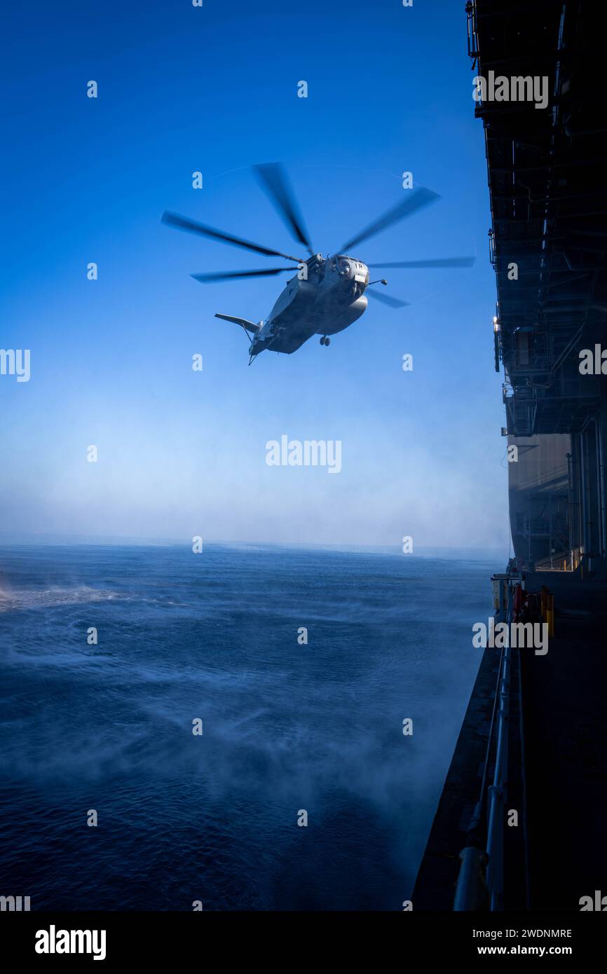 231205-M-RV237-1129 GOLF VON OMAN (5. Dezember 2023) ein MH-53 Sea Dragon Helikopter, der an der Helicopter Mine CounterMeasures Squadron (HM) 15 befestigt ist, führt am 5. Dezember neben der Expeditionsbasis USS Lewis B. Puller (ESB 3) im Golf von Oman Live-Feuerübungen durch. Lewis B. Puller wird im Einsatzgebiet der 5. US-Flotte eingesetzt, um die Sicherheit und Stabilität im Nahen Osten zu gewährleisten. (Foto des U.S. Marine Corps von CPL. Kevin N. Seidensticker) Stockfoto