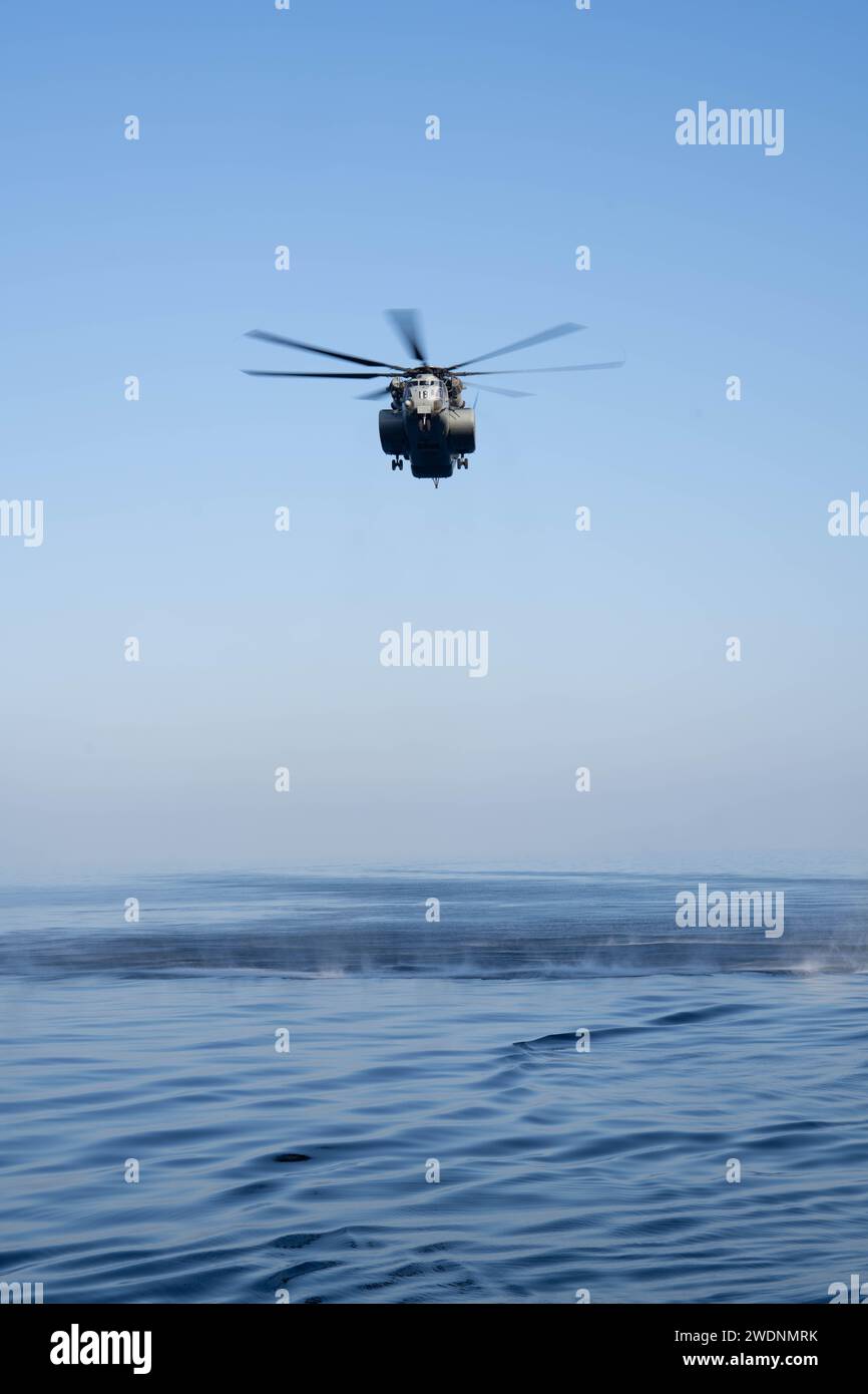 231205-M-RV237-1146 GOLF VON OMAN (5. Dezember 2023) ein MH-53 Sea Dragon Helikopter, der an der Helicopter Mine CounterMeasures Squadron (HM) 15 befestigt ist, führt am 5. Dezember neben der Expeditionsbasis USS Lewis B. Puller (ESB 3) im Golf von Oman Live-Feuerübungen durch. Lewis B. Puller wird im Einsatzgebiet der 5. US-Flotte eingesetzt, um die Sicherheit und Stabilität im Nahen Osten zu gewährleisten. (Foto des U.S. Marine Corps von CPL. Kevin N. Seidensticker) Stockfoto