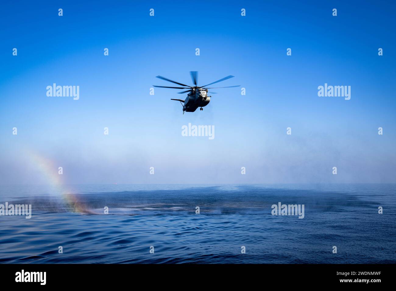 231205-M-RV237-1122 GOLF VON OMAN (5. Dezember 2023) ein MH-53 Sea Dragon Helikopter, der an der Helicopter Mine CounterMeasures Squadron (HM) 15 befestigt ist, führt am 5. Dezember neben der Expeditionsbasis USS Lewis B. Puller (ESB 3) im Golf von Oman Live-Feuerübungen durch. Lewis B. Puller wird im Einsatzgebiet der 5. US-Flotte eingesetzt, um die Sicherheit und Stabilität im Nahen Osten zu gewährleisten. (Foto des U.S. Marine Corps von CPL. Kevin N. Seidensticker) Stockfoto
