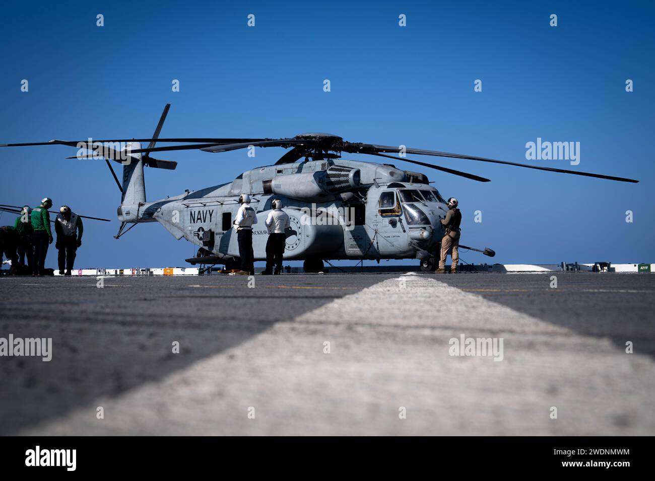 231205-M-RV237-1065 GOLF VON OMAN (5. Dezember 2023) ein MH-53 Sea Dragon Helikopter, der an der Helicopter Mine CounterMeasures Squadron (HM) 15 befestigt ist, bereitet sich auf den Start des Flugdecks der Expeditionsbasis USS Lewis B. Puller (ESB 3) im Golf von Oman vor. Lewis B. Puller wird im Einsatzgebiet der 5. US-Flotte eingesetzt, um die Sicherheit und Stabilität im Nahen Osten zu gewährleisten. (Foto des U.S. Marine Corps von CPL. Kevin N. Seidensticker) Stockfoto