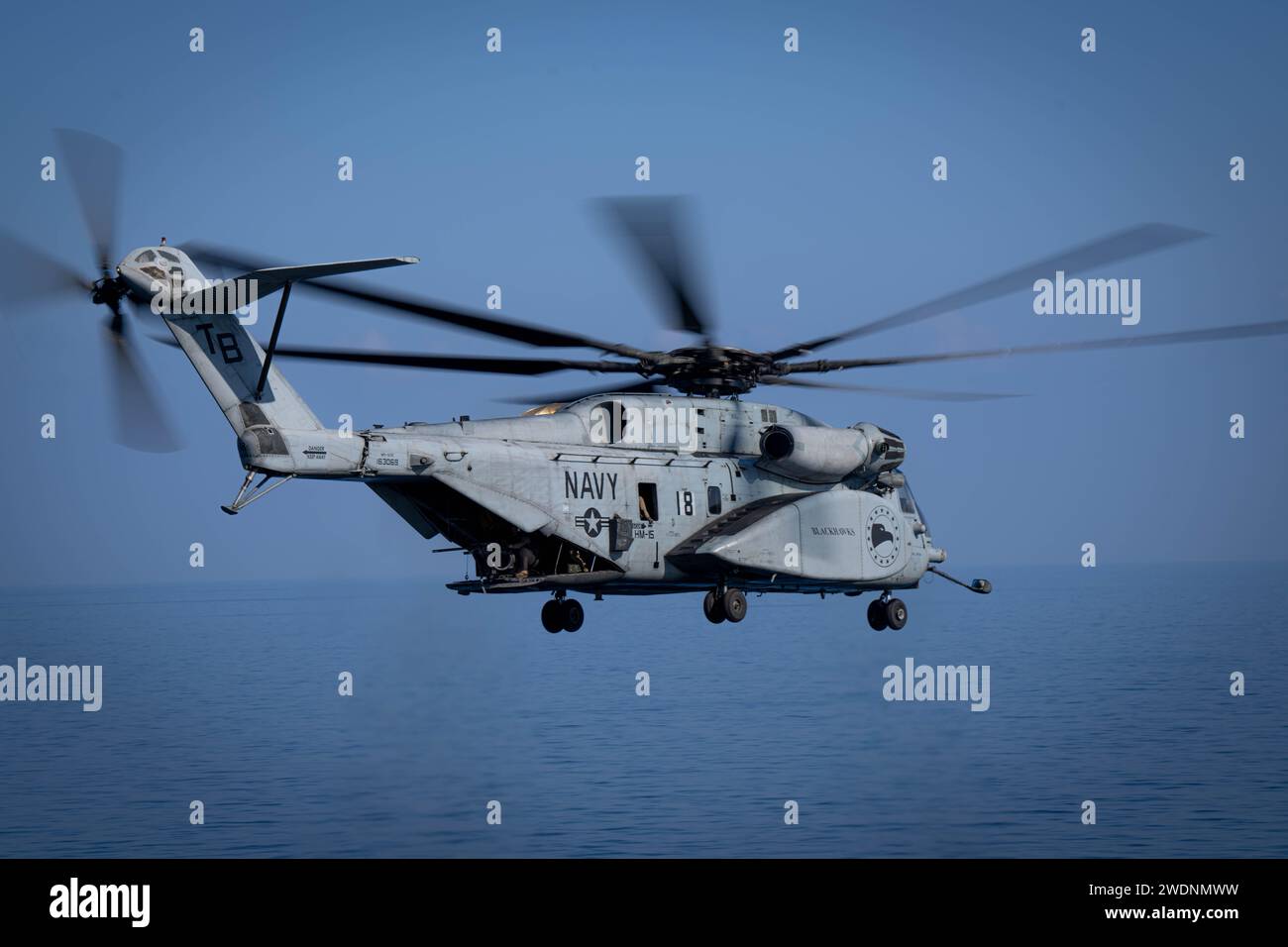 231205-M-RV237-1011 GOLF VON OMAN (5. Dezember 2023) ein MH-53 Sea Dragon Helikopter, der an der Helicopter Mine CounterMeasures Squadron (HM) 15 befestigt ist, führt am 5. Dezember neben der Expeditionsbasis USS Lewis B. Puller (ESB 3) im Golf von Oman Live-Feuerübungen durch. Lewis B. Puller wird im Einsatzgebiet der 5. US-Flotte eingesetzt, um die Sicherheit und Stabilität im Nahen Osten zu gewährleisten. (Foto des U.S. Marine Corps von CPL. Kevin N. Seidensticker) Stockfoto