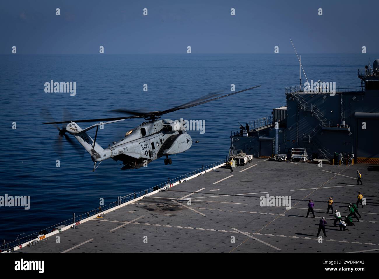 231205-M-RV237-1097 GOLF VON OMAN (5. Dezember 2023) ein MH-53 Sea Dragon Helikopter, der an der Helicopter Mine CounterMeasures Squadron (HM) 15 befestigt ist, startet am 5. Dezember vom Flugdeck der Expeditionsbasis USS Lewis B. Puller (ESB 3) im Golf von Oman. Lewis B. Puller wird im Einsatzgebiet der 5. US-Flotte eingesetzt, um die Sicherheit und Stabilität im Nahen Osten zu gewährleisten. (Foto des U.S. Marine Corps von CPL. Kevin N. Seidensticker) Stockfoto