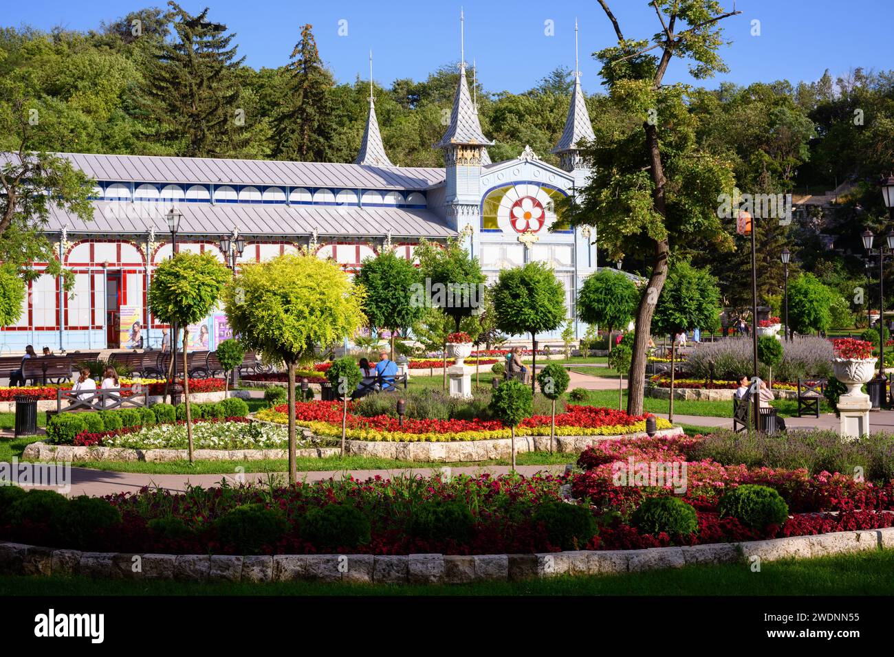 Park Blumengarten in Pjatigorsk, russische Region Stawropol. Wunderschöne landschaftlich gestaltete Stadt in kaukasischem Mineralwasser. T Stockfoto
