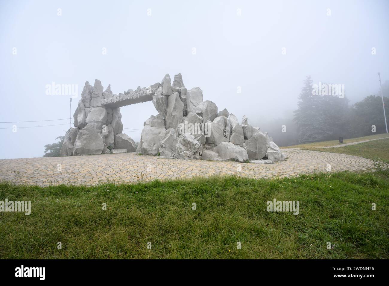 Steintor am Maschuk-Berg in Nebel, Pyatigorsk, Stavropol-Region, Russland. Neblige Landschaft der Touristenattraktion im Wald der Kaukasus Berge. Thema von Stockfoto