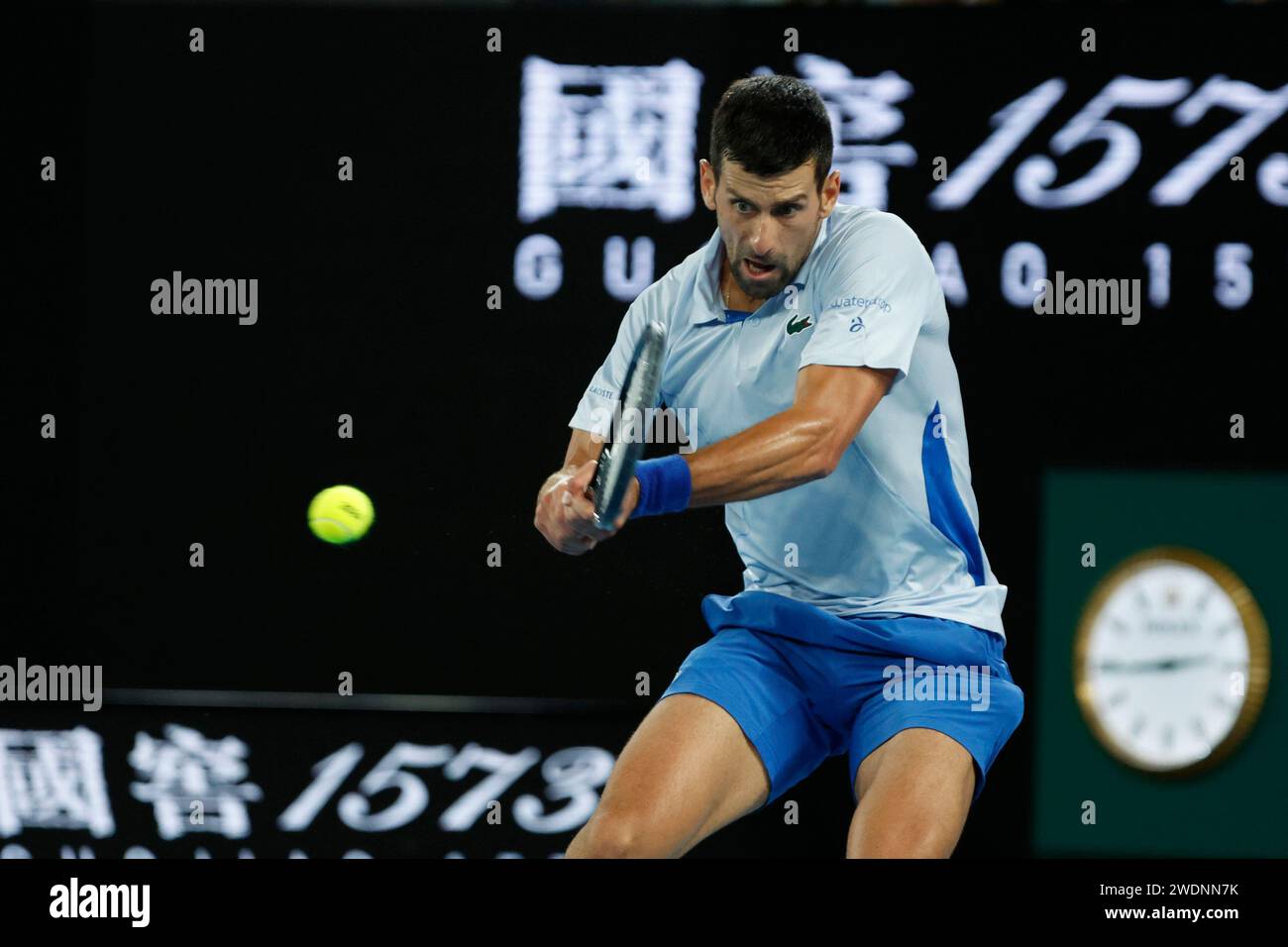 Novak Djokovic (SRB) in Aktion während des Spiels im vierten Runde gegen Adrian Mannarino (FRA) am 8. Tag der Australian Open 2024 im Melbourne Park am 21. Januar 2024 in Melbourne, Australien. Stockfoto