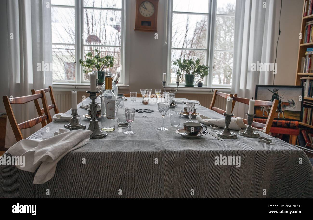 Die Party ist vorbei. Esstisch nach der Party. Leerer Teller nach dem Abendessen. Abendessen für Heimveranstaltung. Dreckiger Tisch nach dem Bankett. Feiern zu Hause. Stockfoto