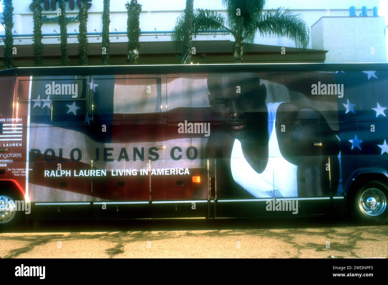 Los Angeles, Kalifornien, USA 7. Dezember 1996 Model Tyson Beckford Bus bewirbt Ralph Lauren BloomingdaleÕs am 7. Dezember 1996 in Los Angeles, Kalifornien, USA. Foto: Barry King/Alamy Stock Photo Stockfoto