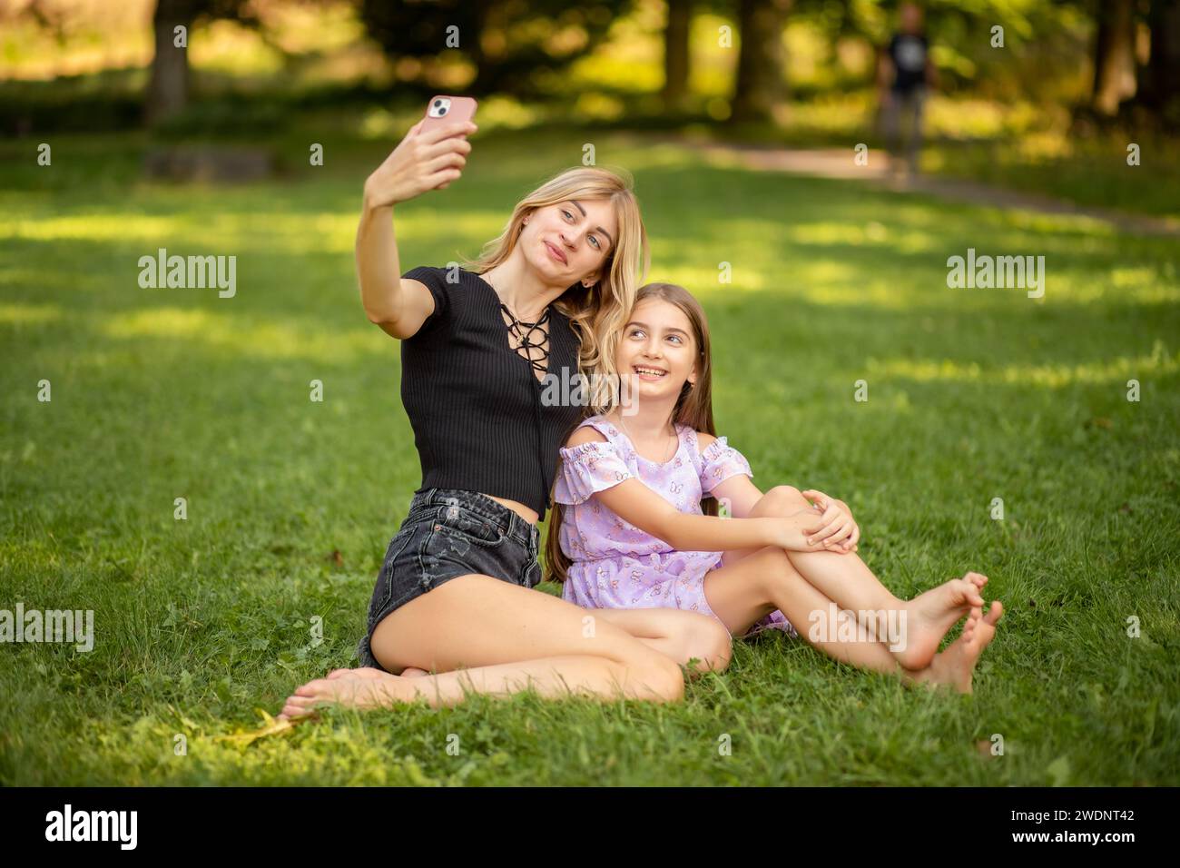 Mutter und Tochter machen ein Selfie im Park. Stockfoto
