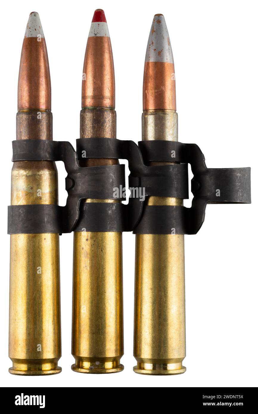 Munitionsgürtel mit Kaliber .50 (12,7 mm) Browning Machine Pistole Patronen. Isoliert auf weißem Hintergrund. Stockfoto