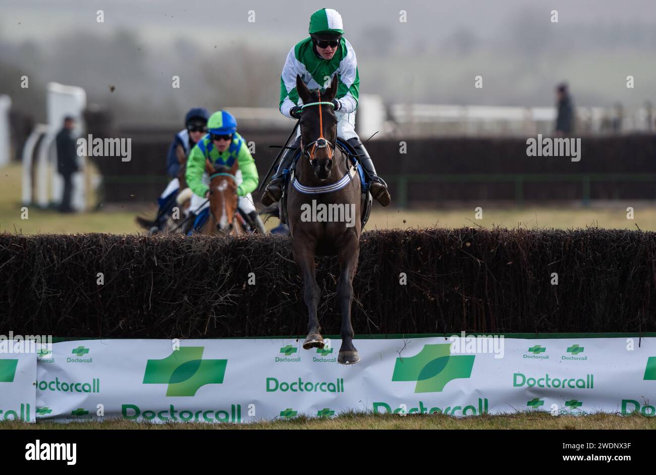 Wagner und Jockey James King gewinnen das Eröffnungsrennen beim Heythrop Hunt P2P in Cocklebarrow, Cotswolds, 21.01.2024. Credit JTW equine Images / Alamy. Stockfoto