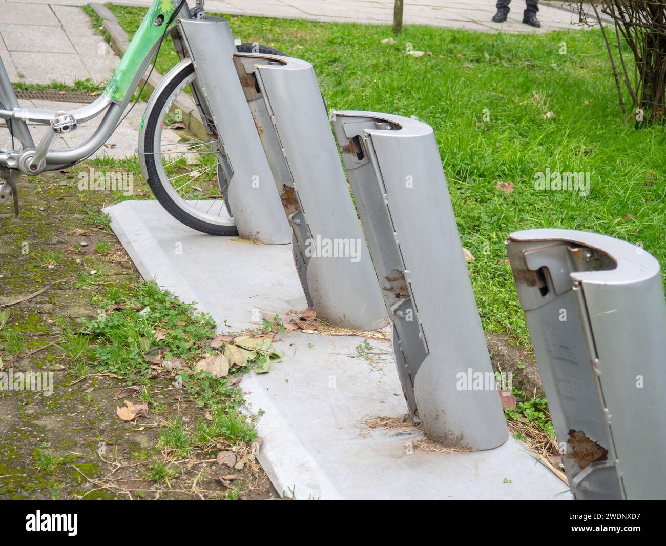 Leerer Parkplatz für Leihfahrräder. Ein Pfosten zum Befestigen eines Fahrrads. Mietkonzept für Zweiräder. Städtische Umwelt Stockfoto