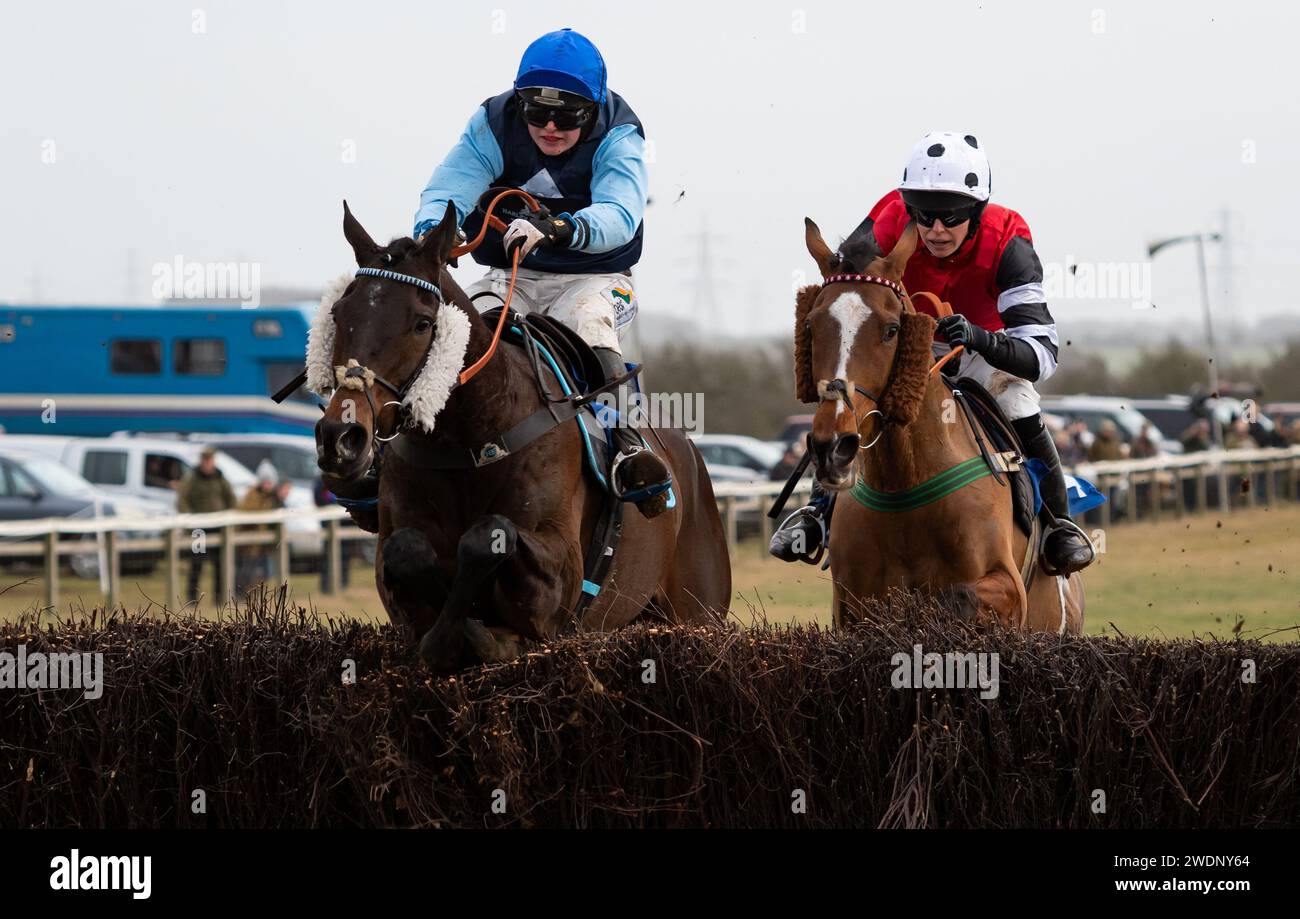 Meister Templar und Jockey Miss Gina Andrews gewinnen das Ladies Open Race beim Heythrop Hunt P2P in Cocklebarrow. Credit JTW equine Images / Alamy. Stockfoto