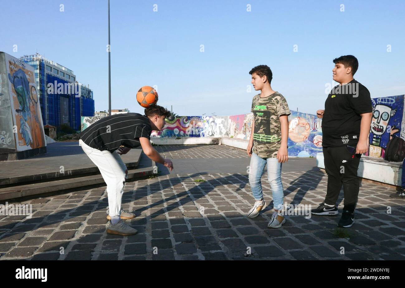 Beirut, Libanon. Januar 2024. Eine Gruppe von Jugendlichen spielt am 20. Januar 2024 um das Märtyrerdenkmal in der Innenstadt von Beirut, Libanon. Libanesischer Mohamad und Anwar, aus Beirut, syrischer Ahmed, Abed und Khaled, aus Raqqa, Dara und Homs und Little Palestinian Omar (alle fiktiven Namen) verbringen ihren Samstag zusammen, um auf eine bessere Zukunft zu hoffen. (Foto: Elisa Gestri/SIPA USA) Credit: SIPA USA/Alamy Live News Stockfoto