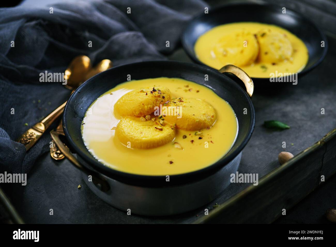 Mango Rasmalai mit Pistazien, selektiver Fokus | Indische Desserts Stockfoto