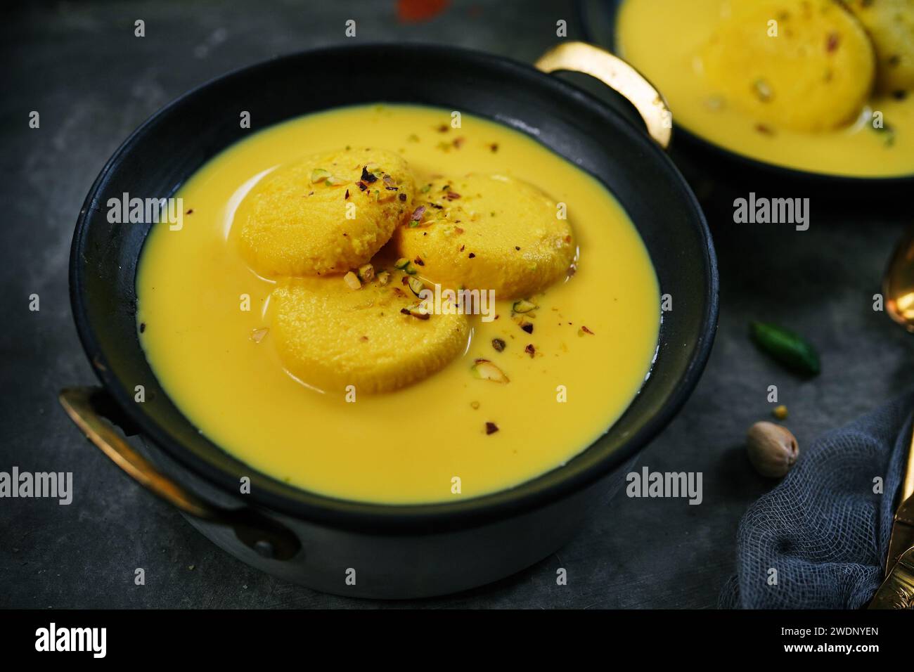 Mango Rasmalai mit Pistazien, selektiver Fokus | Indische Desserts Stockfoto