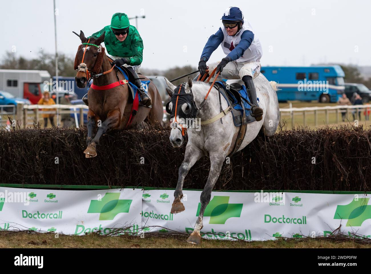 Mini Fortune und Jockey James King gewinnen das 7-Jährige und mehr Maiden Race beim Heythrop Hunt P2P in Cocklebarrow. Credit JTW equine Images / Alamy. Stockfoto