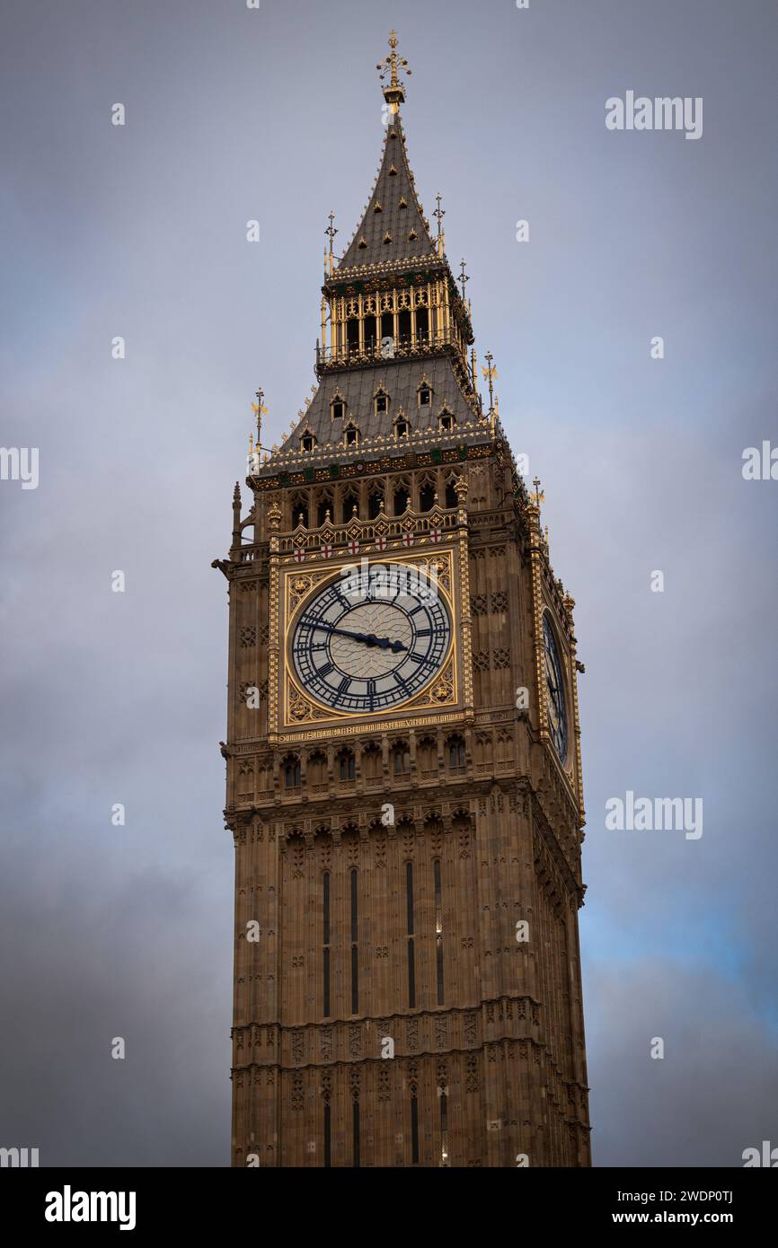 Der Big Ben Uhrenturm an einem heißen, bewölkten Tag in London, England Stockfoto