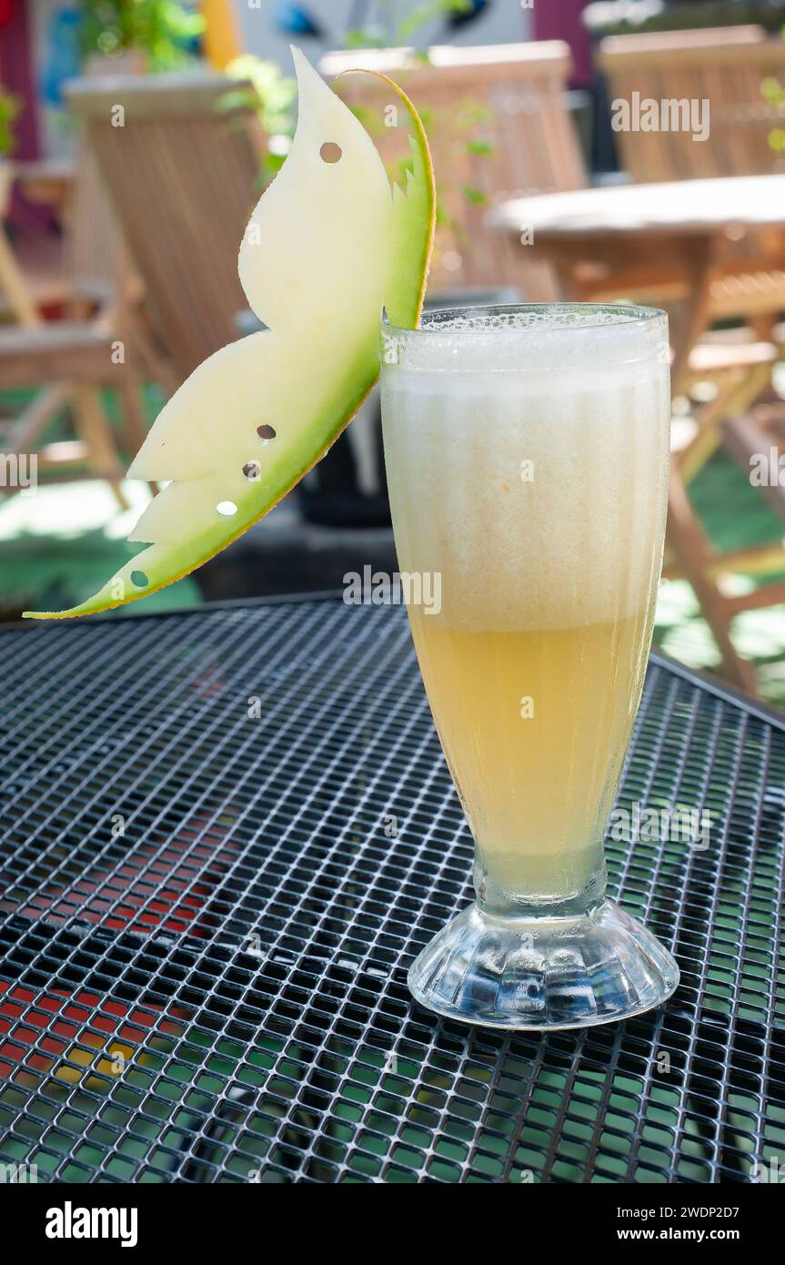 Melonensaftgetränk mit künstlerischer Dekoration auf dem Tisch Stockfoto