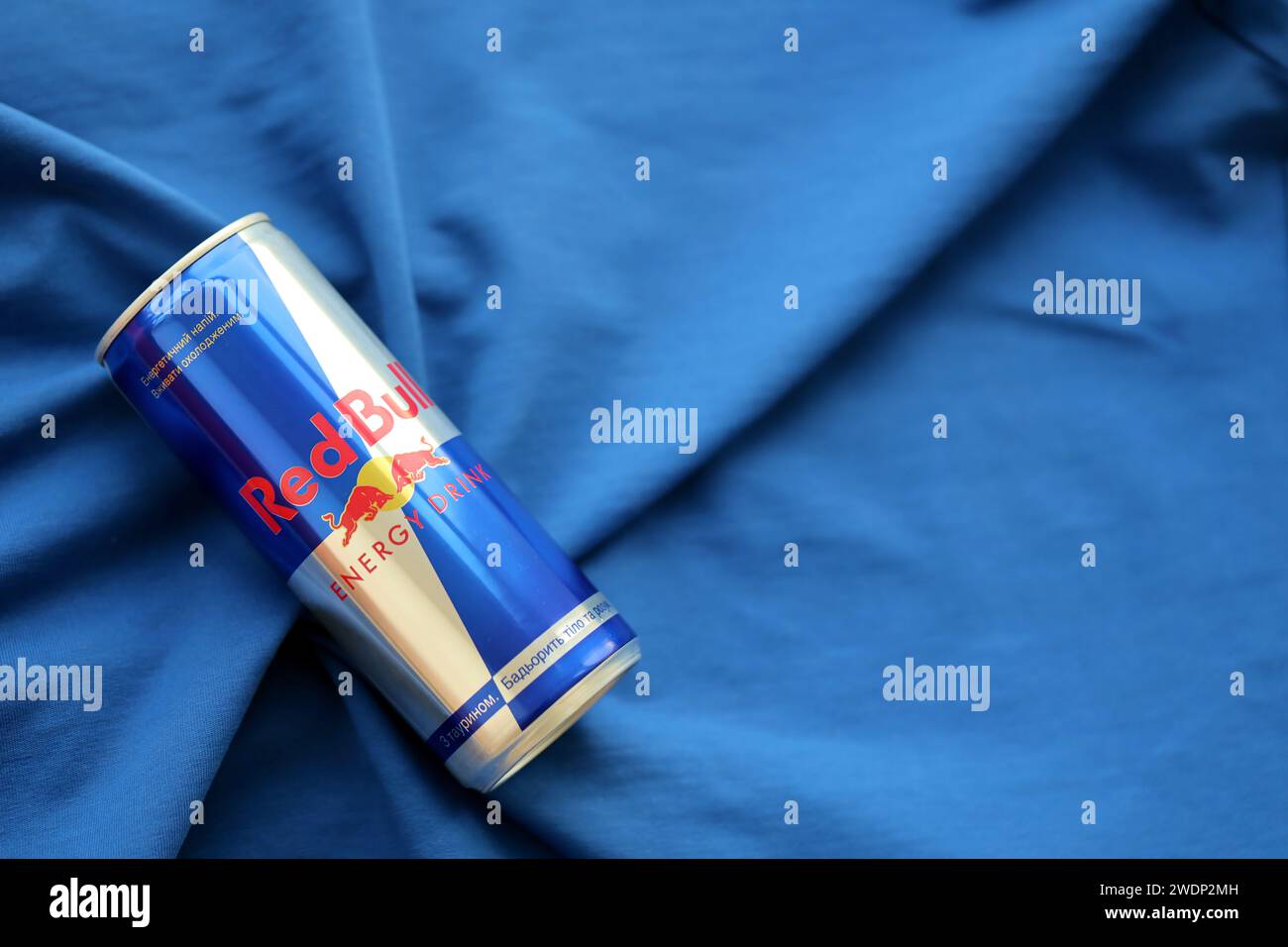 TERNOPIL, UKRAINE - 7. JULI 2023 Red Bull ENERGY Drink Aluminiumdose mit originellem Design Nahaufnahme Stockfoto