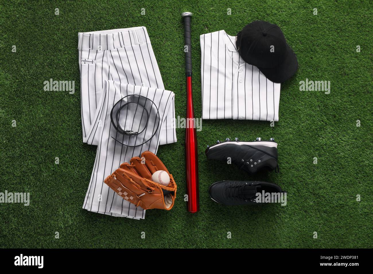 Flache Lay-Komposition mit Baseballausrüstung auf Kunstrasen Stockfoto