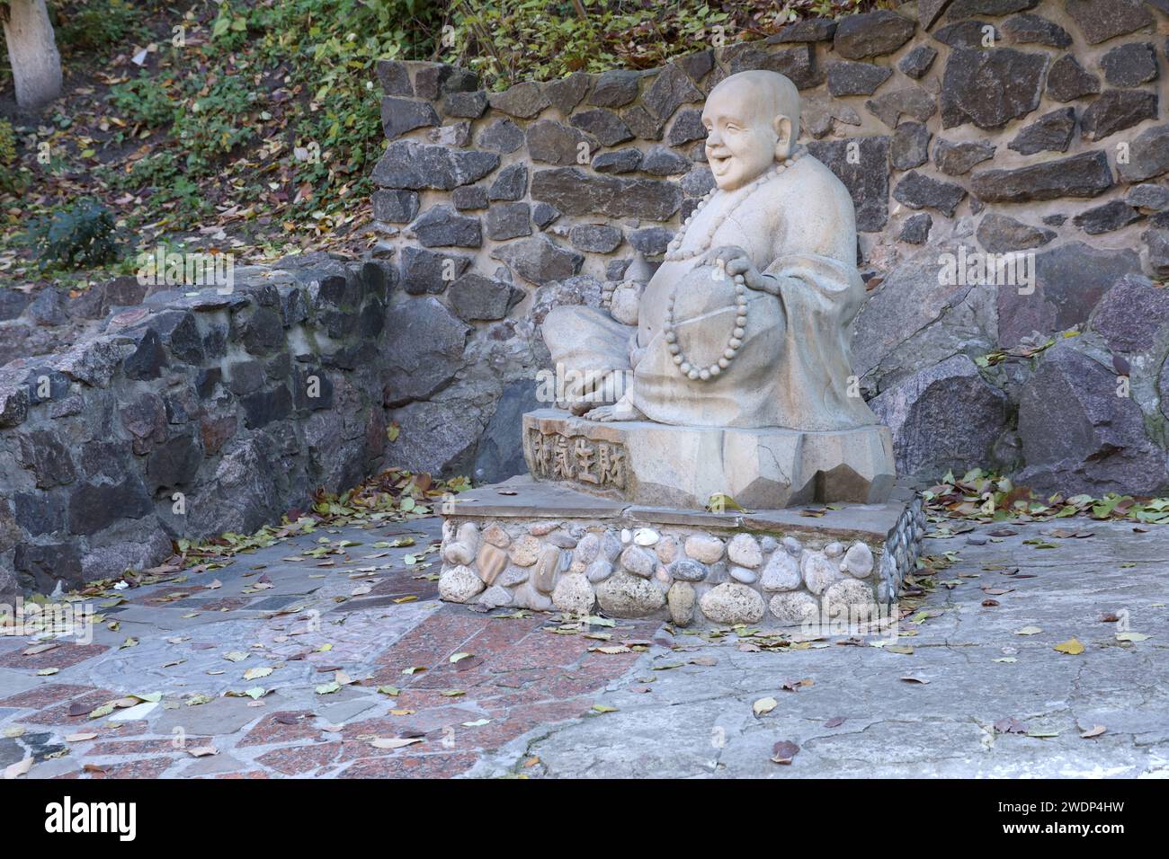 Cherkasy, UKRAINE - 20. OKTOBER 2021 Joyful Buddah Betonstatue in Grau nahe dem Weißen Lotus buddhistischen Tempel in Tscherkasy, Ukraine Stockfoto
