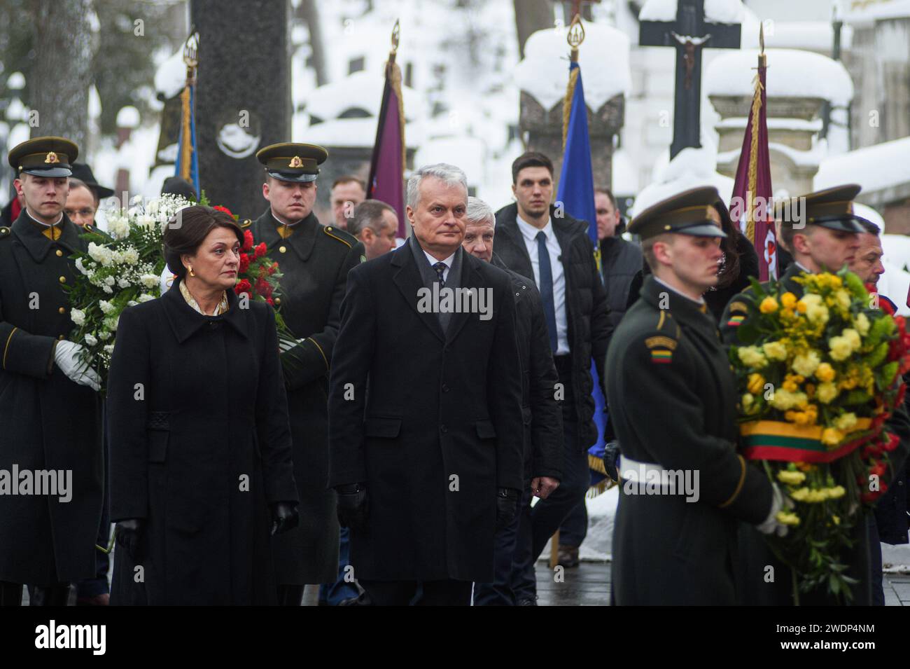 Vilnius, Litauen. Januar 2024. Der litauische Präsident Gintas Nauseda und First Lady Diana Nausediene nehmen an der 161. Jahrestagung des antirussischen Januaraufstandes auf dem Rasu-Friedhof Teil. Quelle: SOPA Images Limited/Alamy Live News Stockfoto