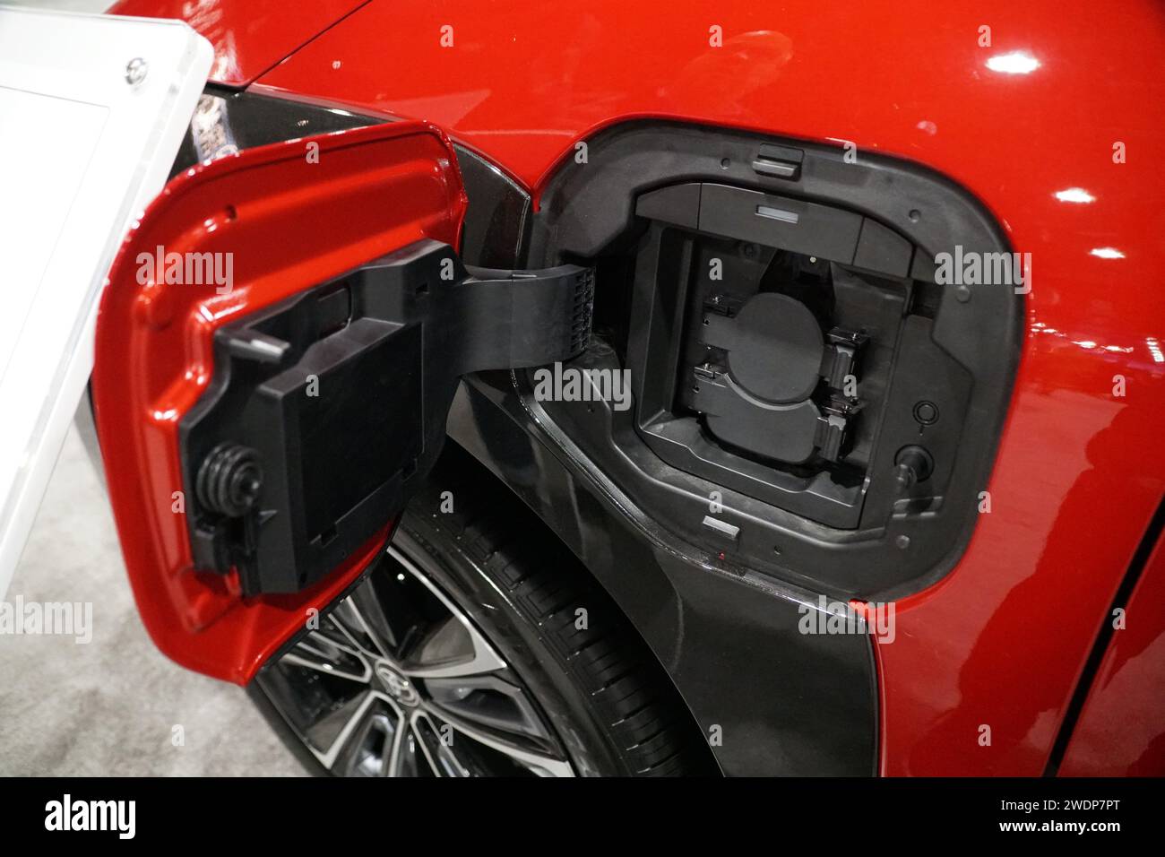 Philadelphia, Pennsylvania, USA - 14. Januar 2024 - der Ladeanschluss des neuen vollelektrischen SUV Toyota bz4X AWD Limited 2024 Stockfoto