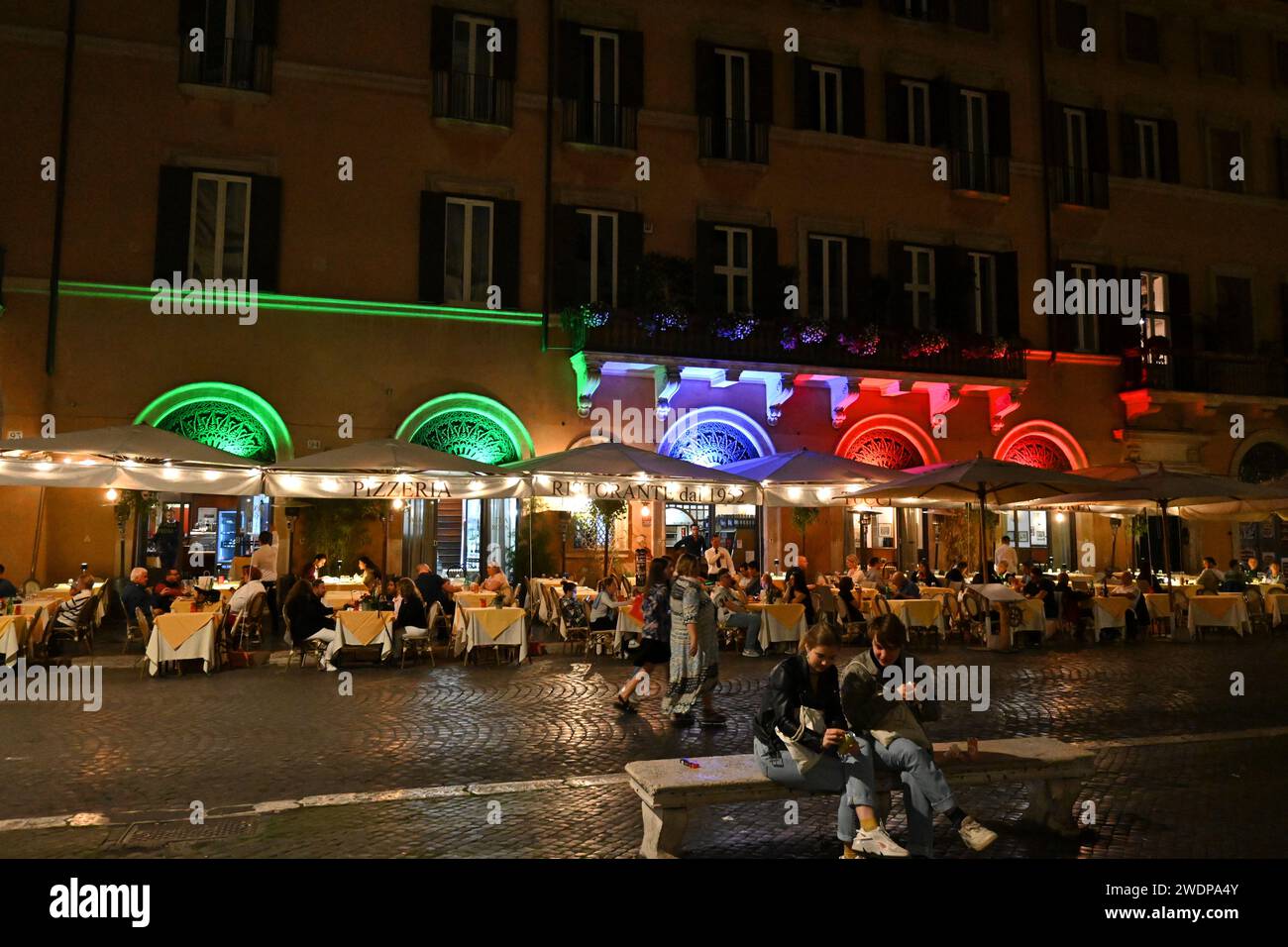 Piazza Navona, Restaurant-Farben beleuchten den Platz in der Nacht - Rom, Italien - 2. November 2022 Stockfoto